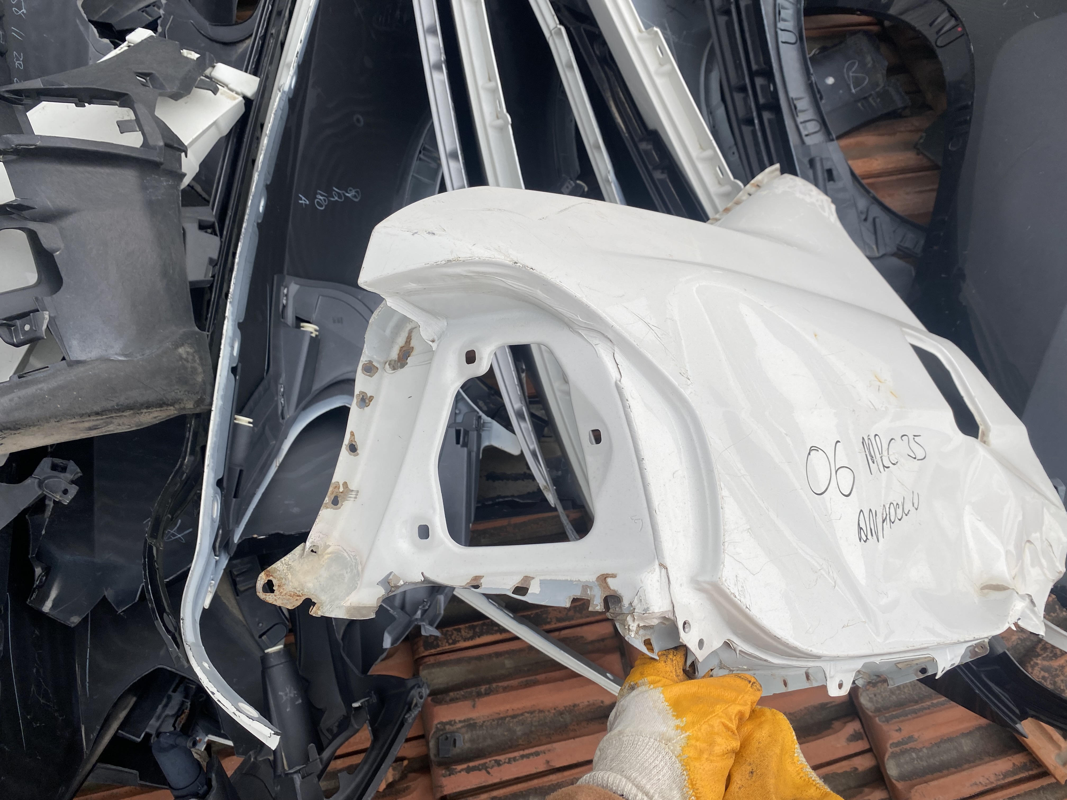 BMW E90 BEYAZ SAĞ ARKA ÇAMURLUK ORJİNAL ÇIKMA