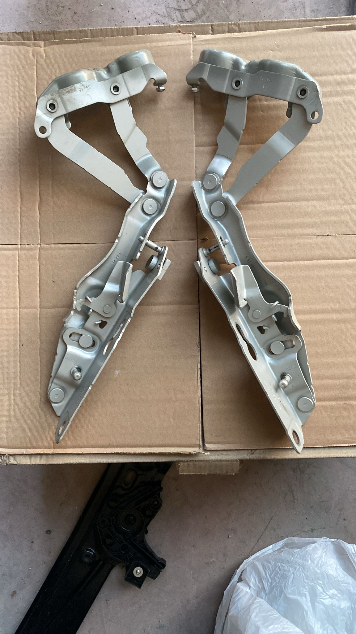 VOLVO S60 KAPUT MENTEŞESİ SAĞ SOL 32277086 ORJINAL ÇIKMA