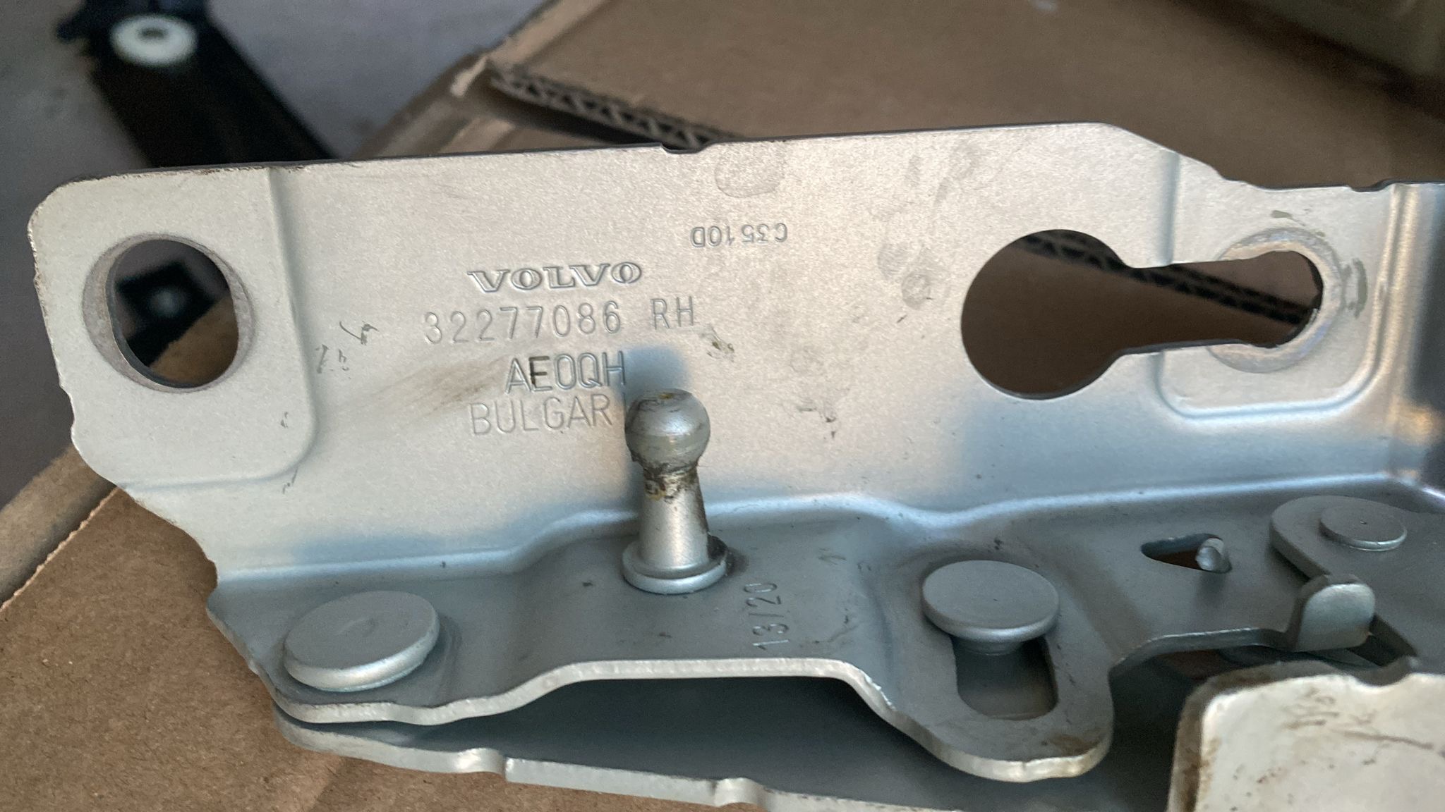 VOLVO S60 KAPUT MENTEŞESİ SAĞ SOL 32277086 ORJINAL ÇIKMA