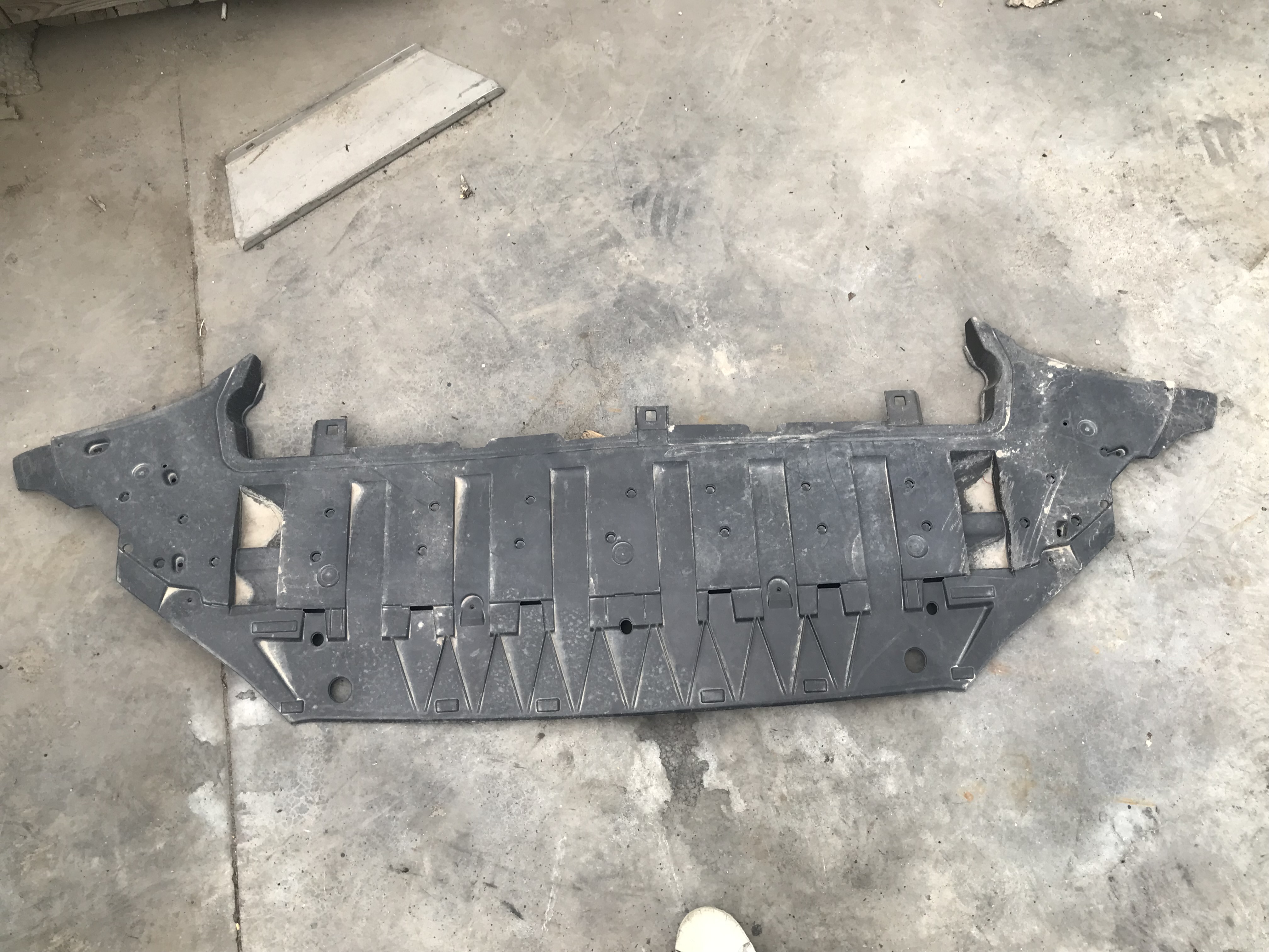 VOLVO XC60 ÖN TAMPON ALT KORUMA 32296390 ORJİNAL ÇIKMA