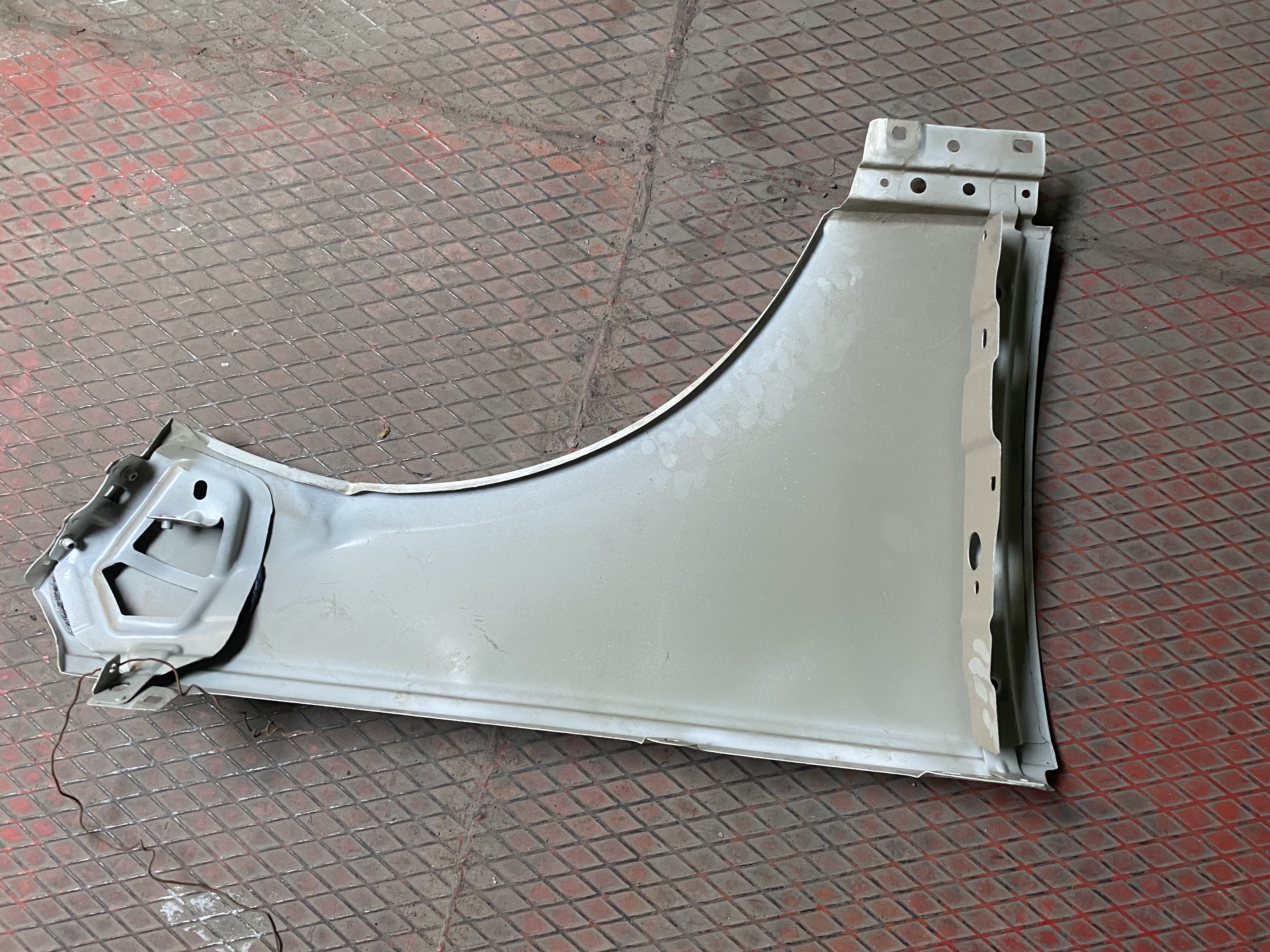 RANGE ROVER VOGUE L405 SOL ÖN ÇAMURLUK BEYAZ ORJINAL ÇIKMA