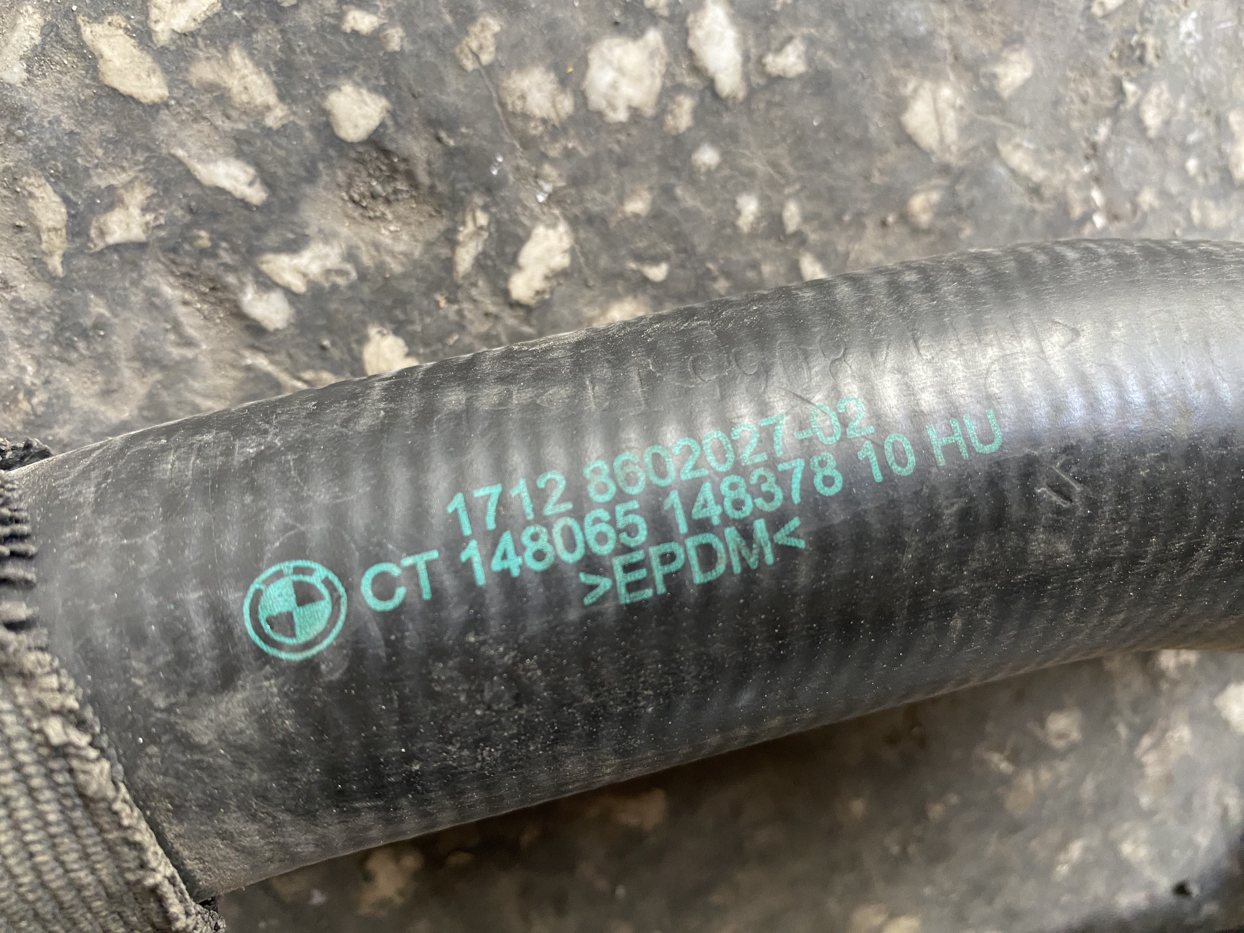 BMW F20 F30 F32 F36 B38 RADYATÖR ÜST SU HORTUMU 17128602027 ORJINAL ÇIKMA