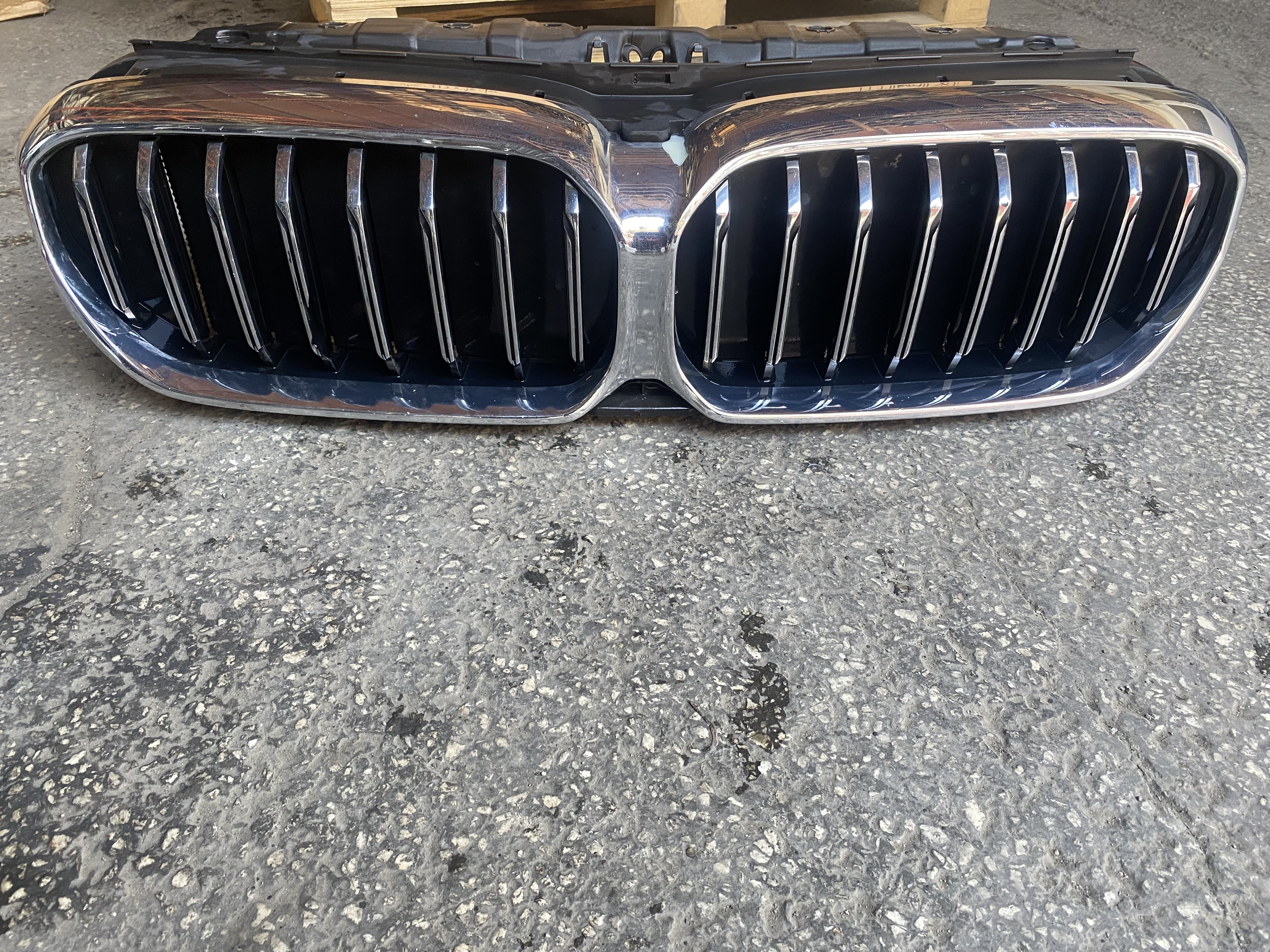 BMW G30 LCİ ÖN PANJUR VE HAVA KANALI 5A218F3 ORJİNAL ÇIKMA
