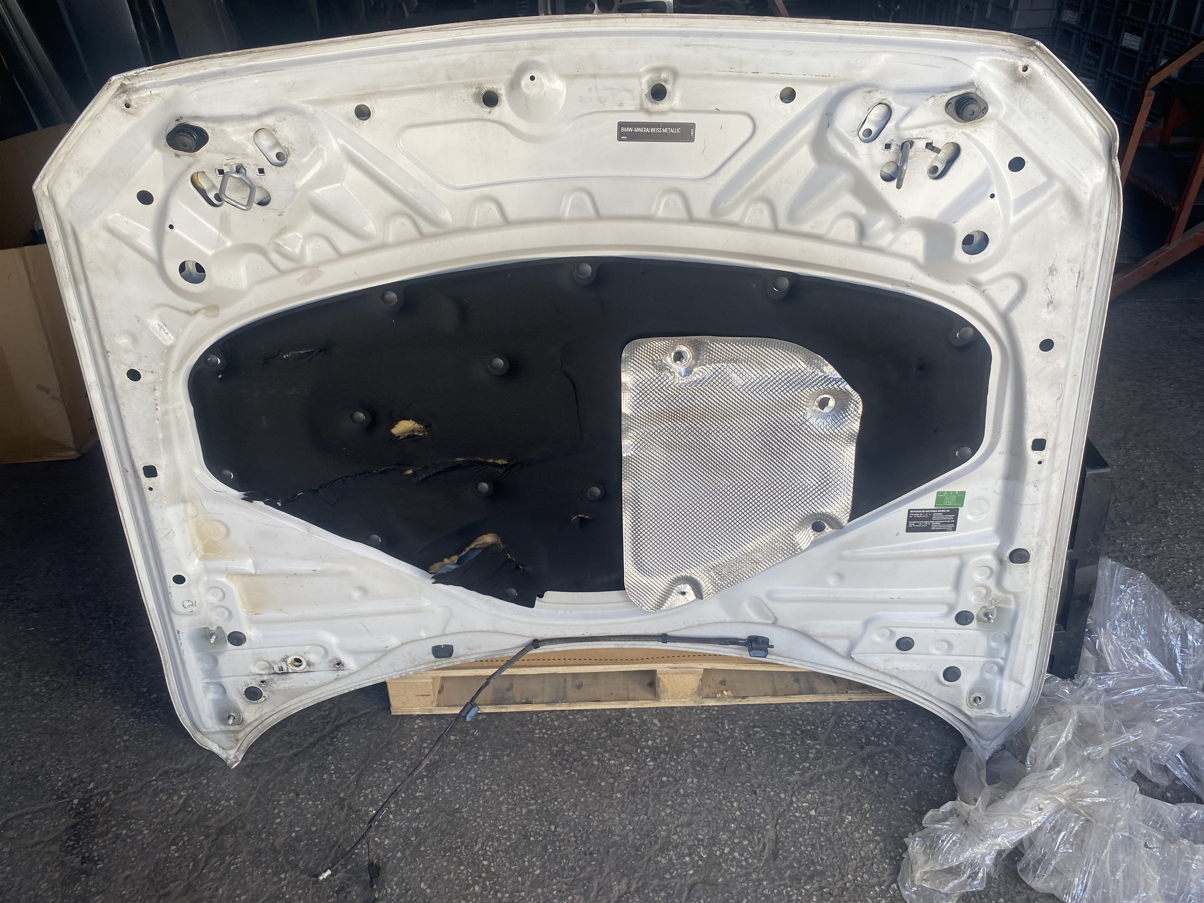 BMW F20 F22 MOTOR KAPUTU SEDEFLİ BEYAZ ORJİNAL ÇIKMA