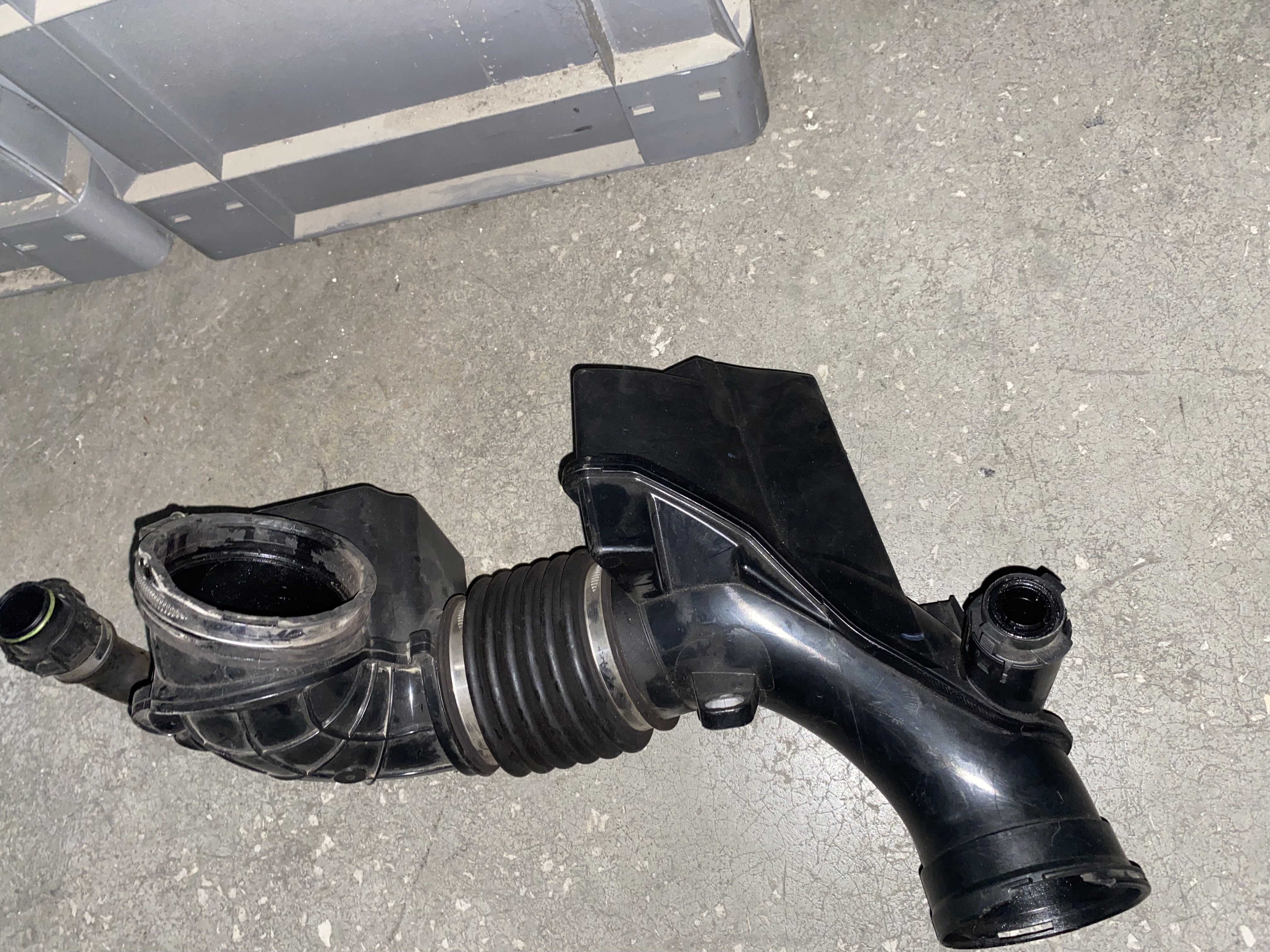 BMW F20 F30 F32 F36 B47 MOTOR TEMİZ HAVA BORUSU 13718479958 ORJİNAL ÇIKMA
