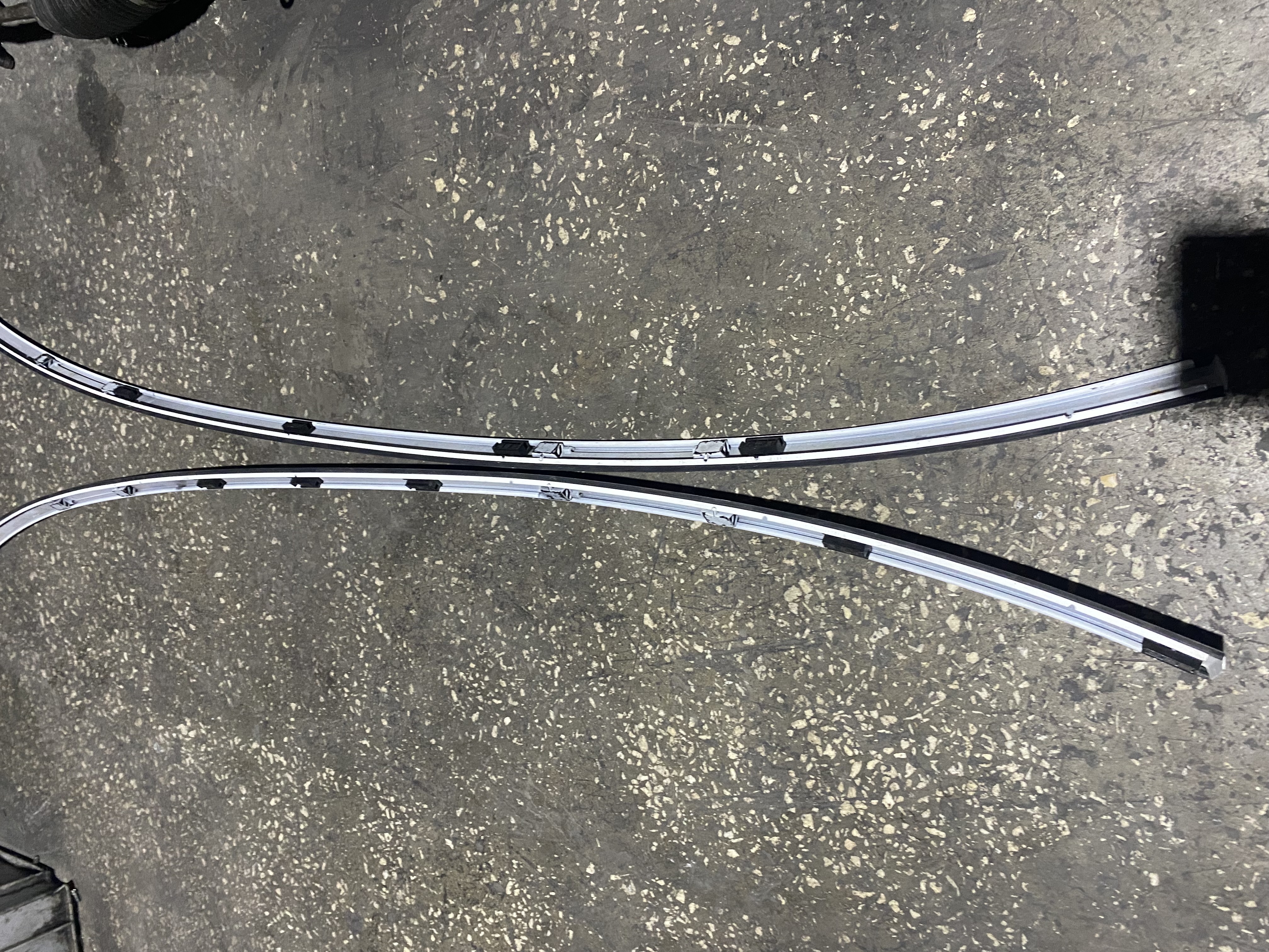 BMW E90 TAVAN ÇITASI SAĞ SOL 7124250 7124251 ORJİNAL ÇIKMA