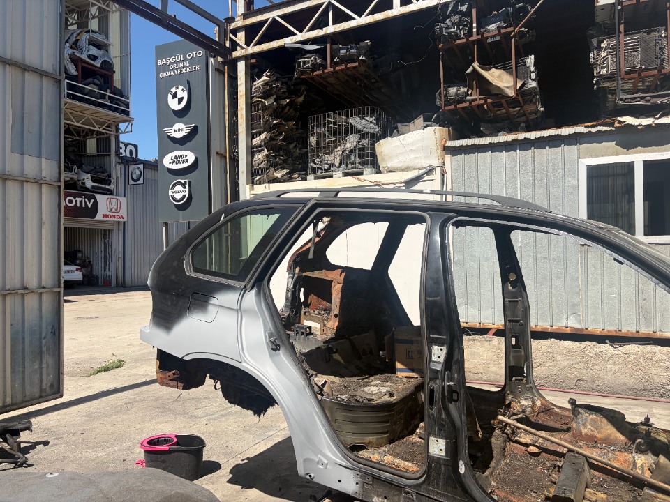 BMW E53 X5 KASA  TAVAN SAG ARKA ÇAMURLUK