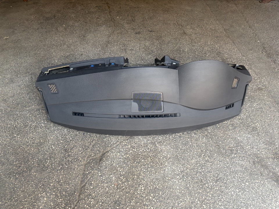 BMW E60 GÖGÜS TORPİDO SİYAH ORJİNAL ÇIKMA