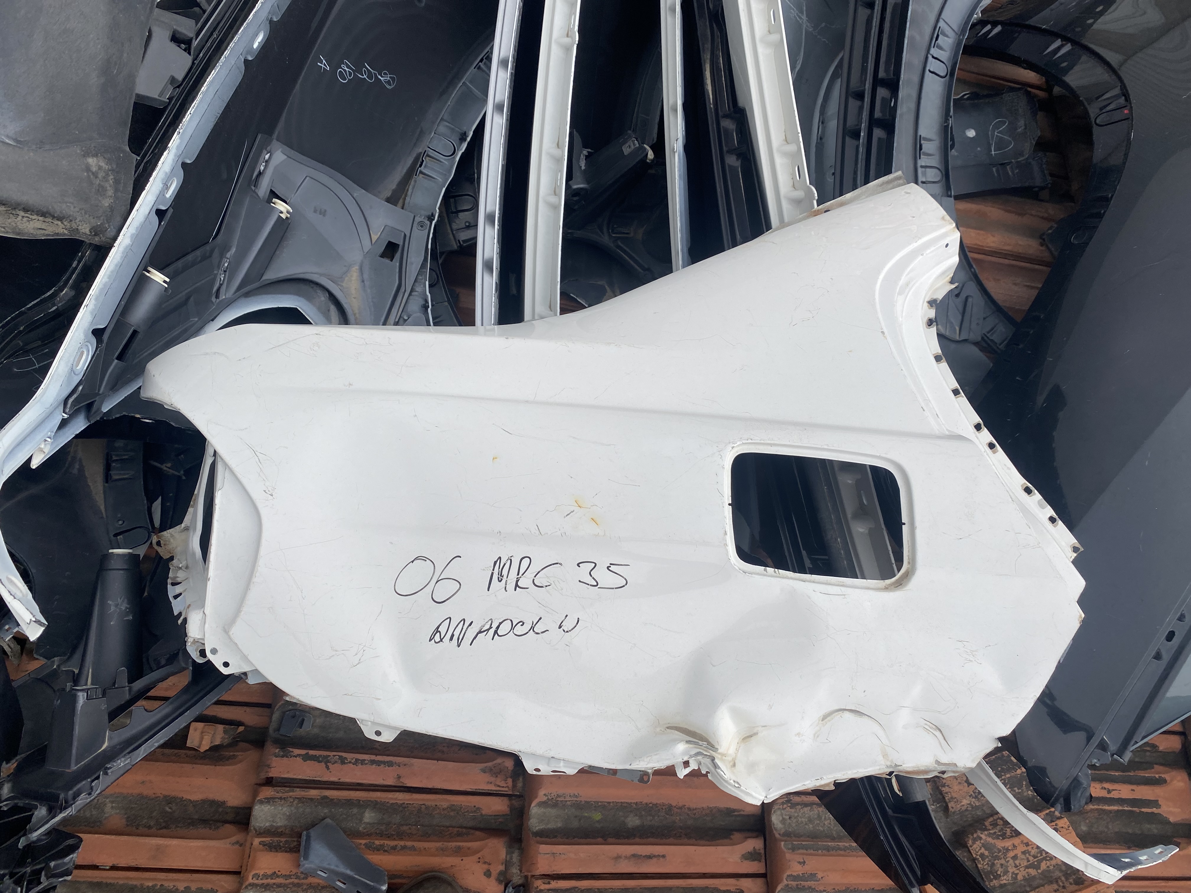 BMW E90 BEYAZ SAĞ ARKA ÇAMURLUK ORJİNAL ÇIKMA