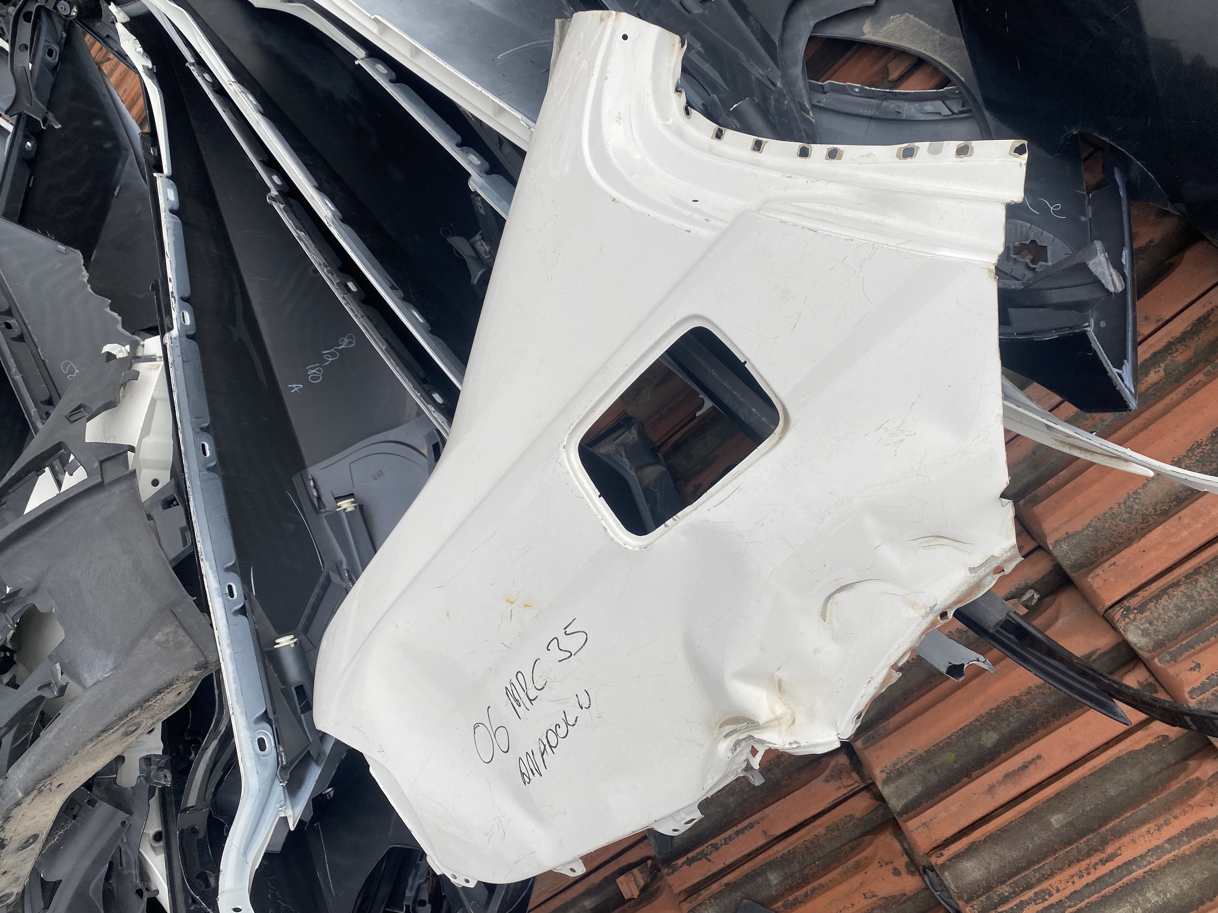BMW E90 BEYAZ SAĞ ARKA ÇAMURLUK ORJİNAL ÇIKMA