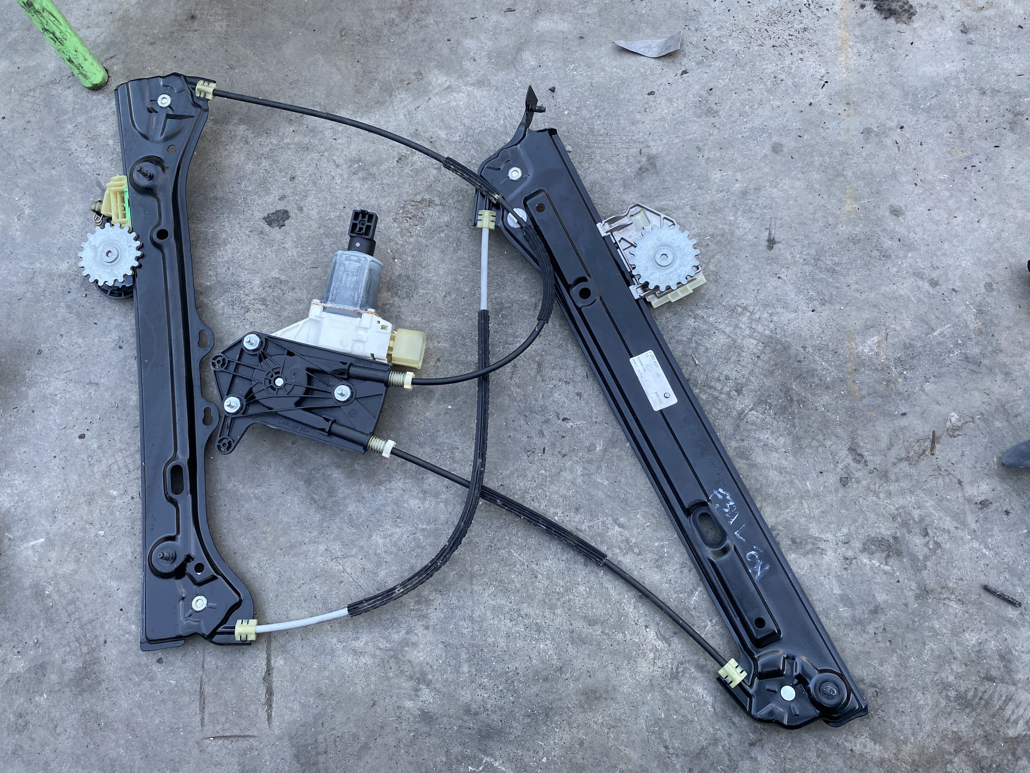 BMW F34 GT SOL ÖN CAM KRİKOSU ORJINAL ÇIKMA