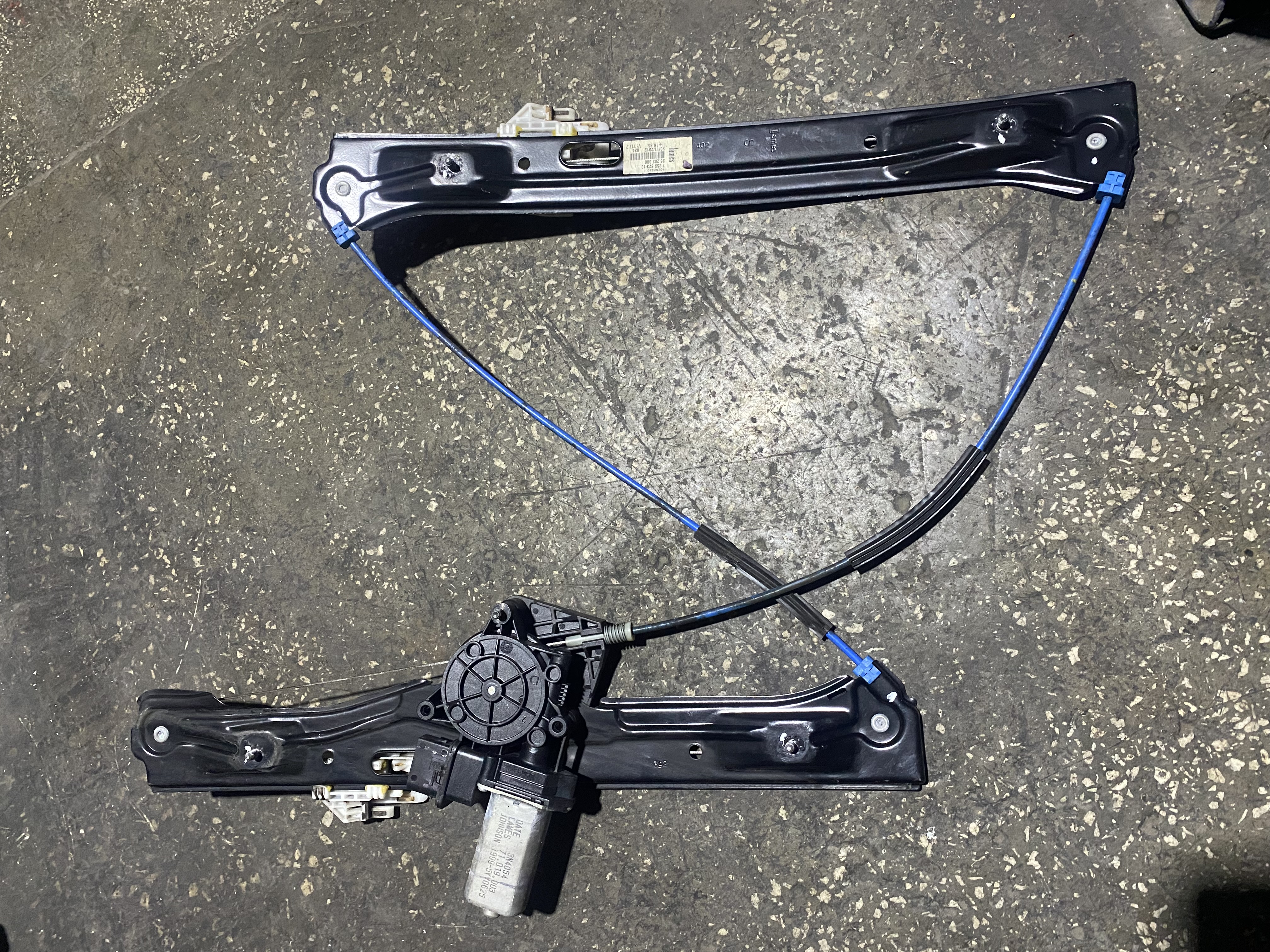 BMW F30 SOL ÖN CAM KRİKOSU MOTORU