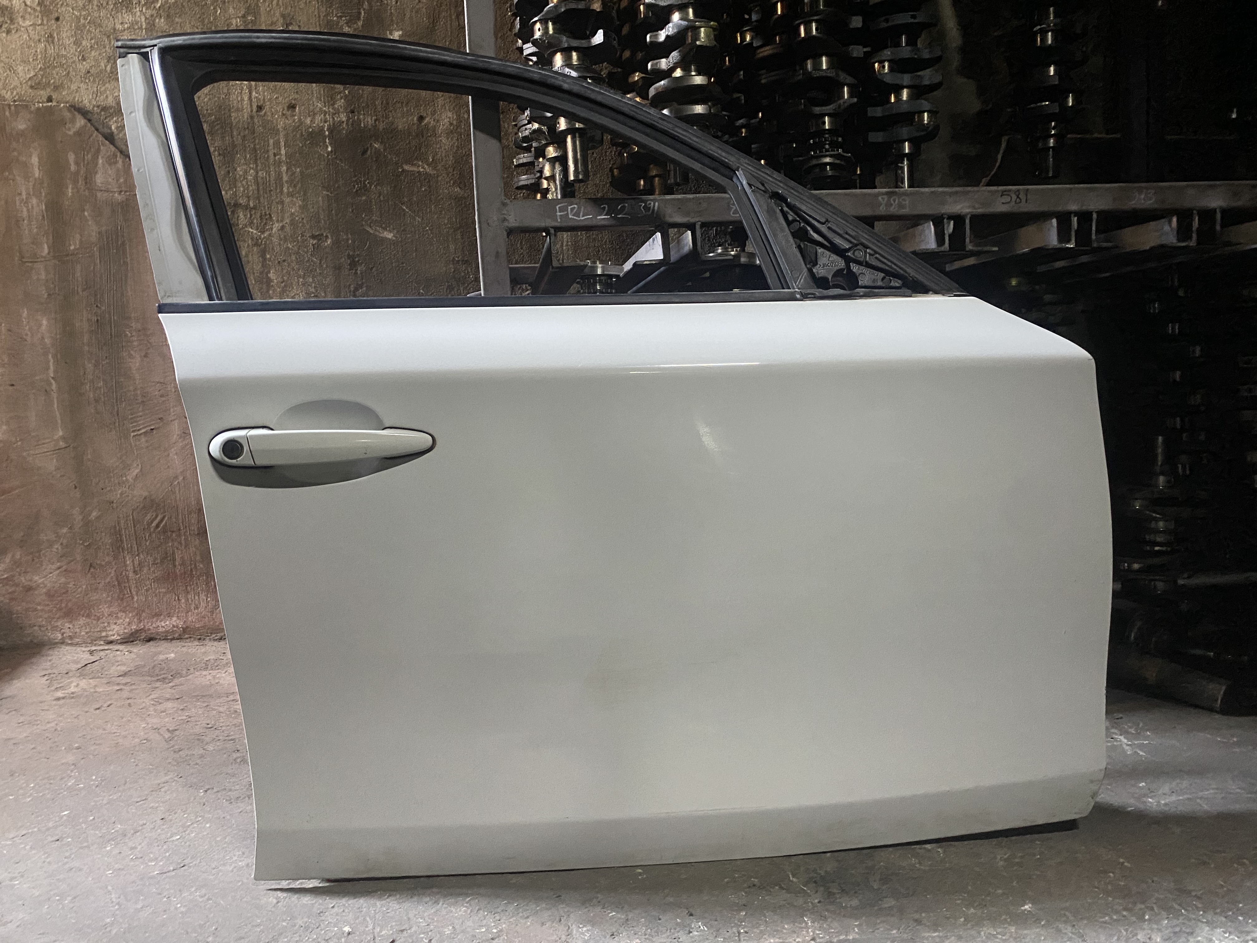 BMW 1 SERİSİ E87 BEYAZ SAĞ ÖN KAPI ORJİNAL ÇIKMA