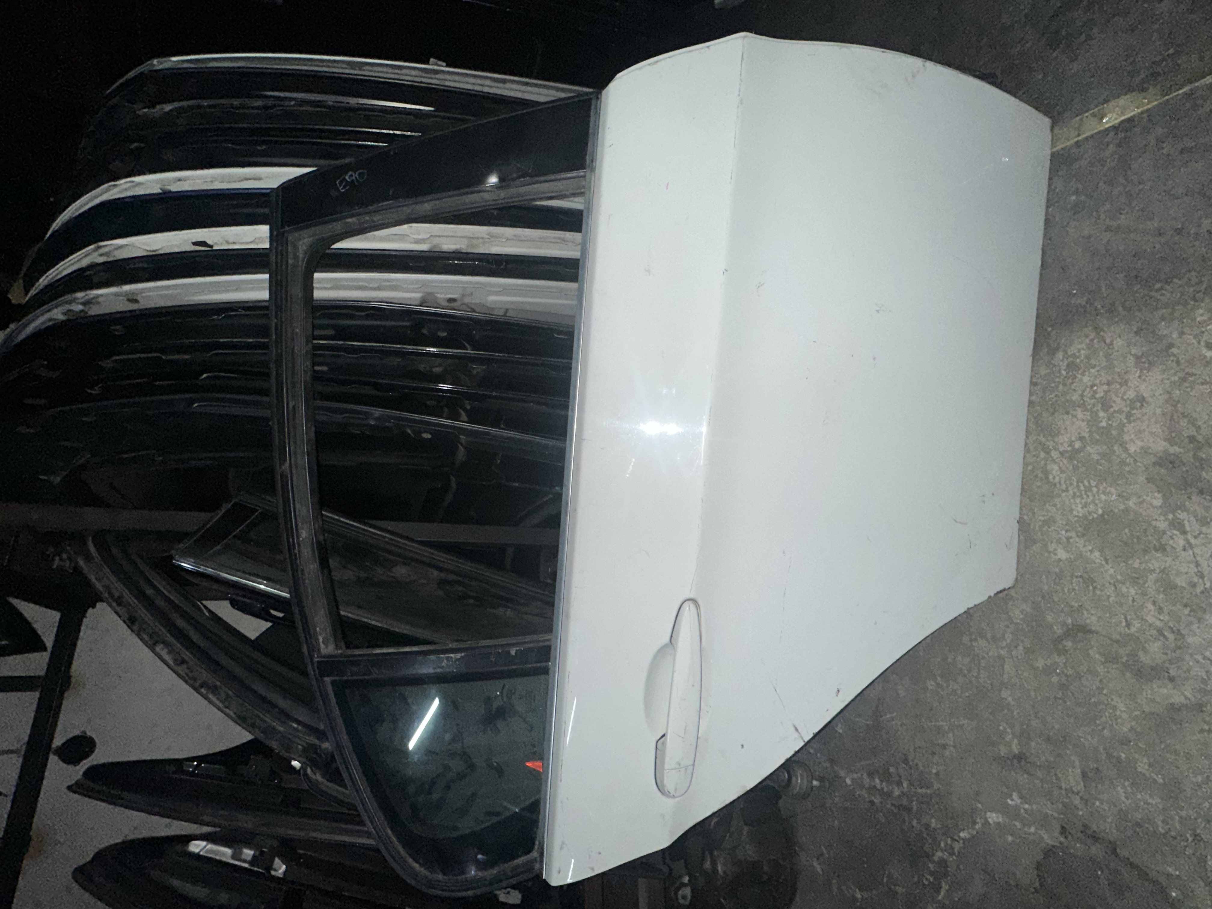 BMW E90 BEYAZ SAĞ ARKA KAPI ORJINAL ÇIKMA