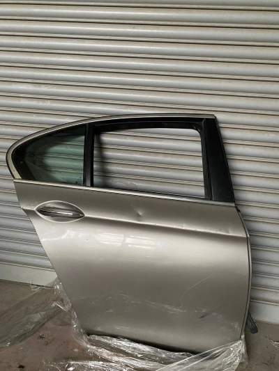BMW F10 SAĞ ARKA KAPI MET. KUM BEJİ HATASIZ ORJİNAL ÇIKMA