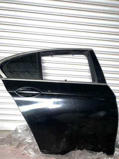 BMW F10 SAĞ ARKA KAPI  MET. SİYAH HATASIZ ORJİNAL ÇIKMA