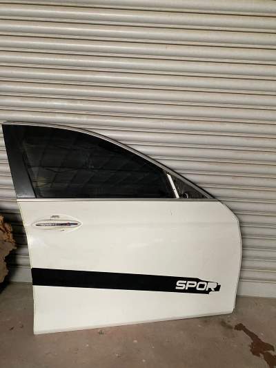 BMW F10 SAĞ ÖN KAPI OPAK BEYAZ HATASIZ ORJİNAL ÇIKMA