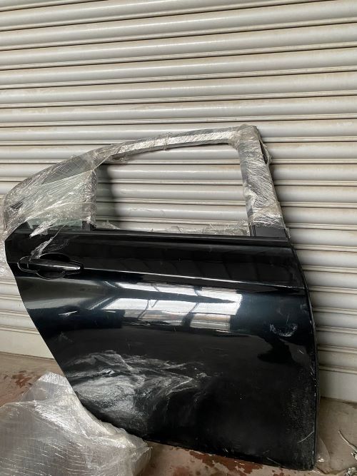 BMW F30 SAĞ ARKA  KAPI SİYAH HATASIZ ORJİNAL ÇIKMA