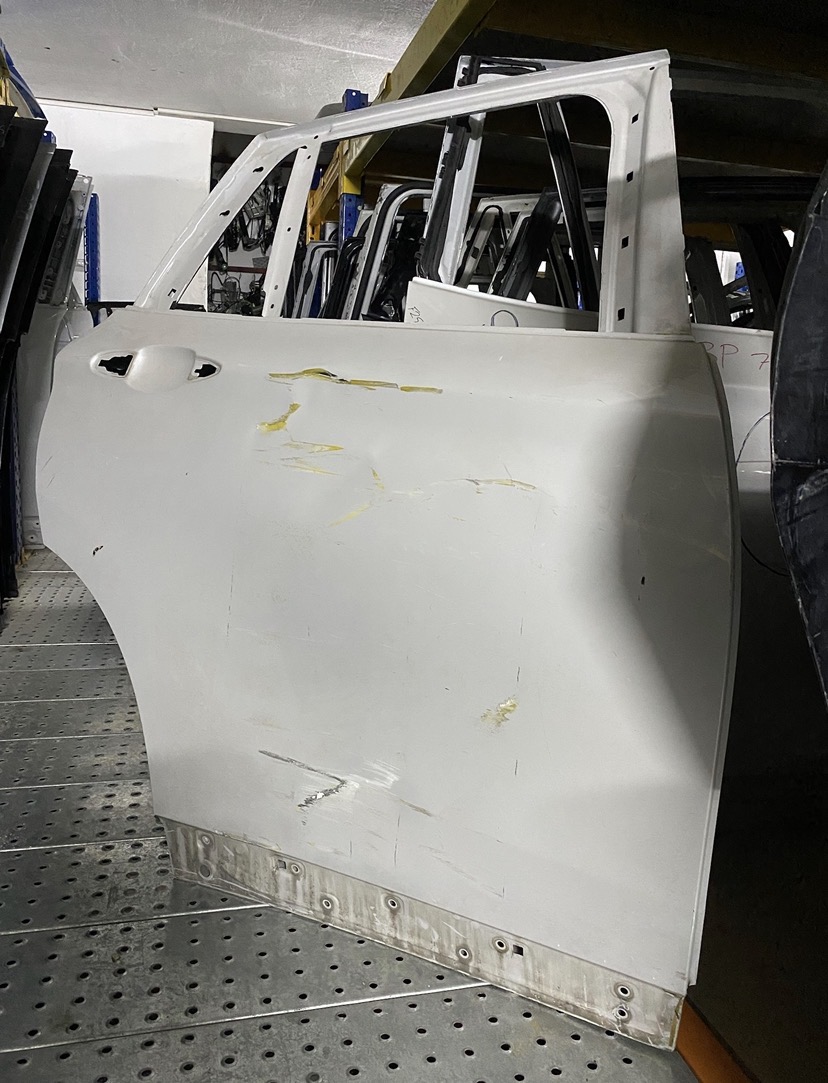 BMW X1 F48 SEDEFLİ BEYAZ SAĞ ARKA KAPI ORJINAL ÇIKMA