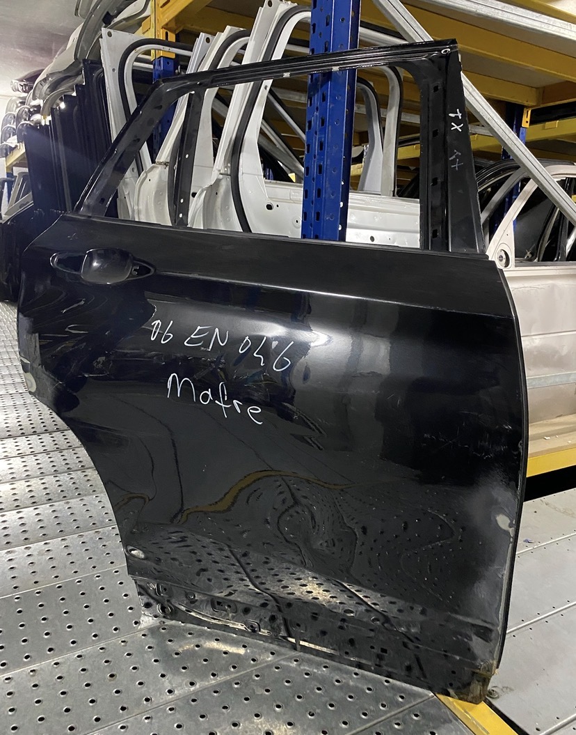 BMW X1 F48 SİYAH SAĞ ARKA KAPI ORJINAL ÇIKMA