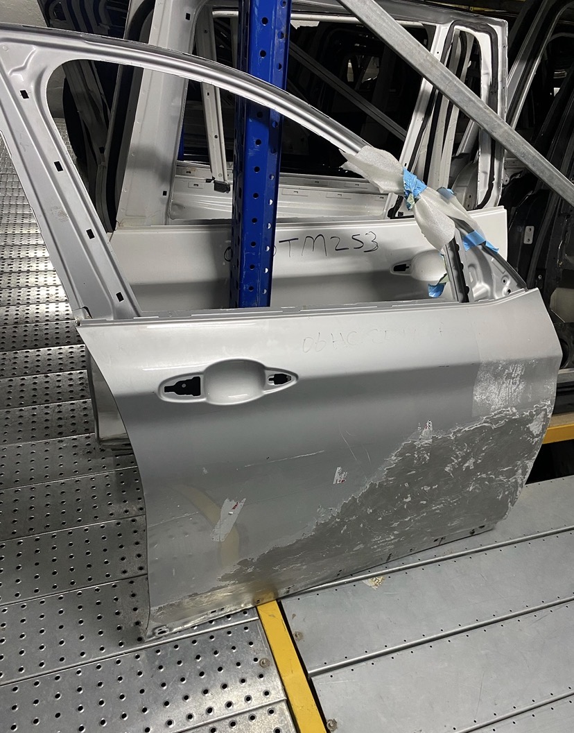 BMW X1 F48 GÜMÜŞ GRİ SAĞ ÖN KAPI ORJINAL ÇIKMA