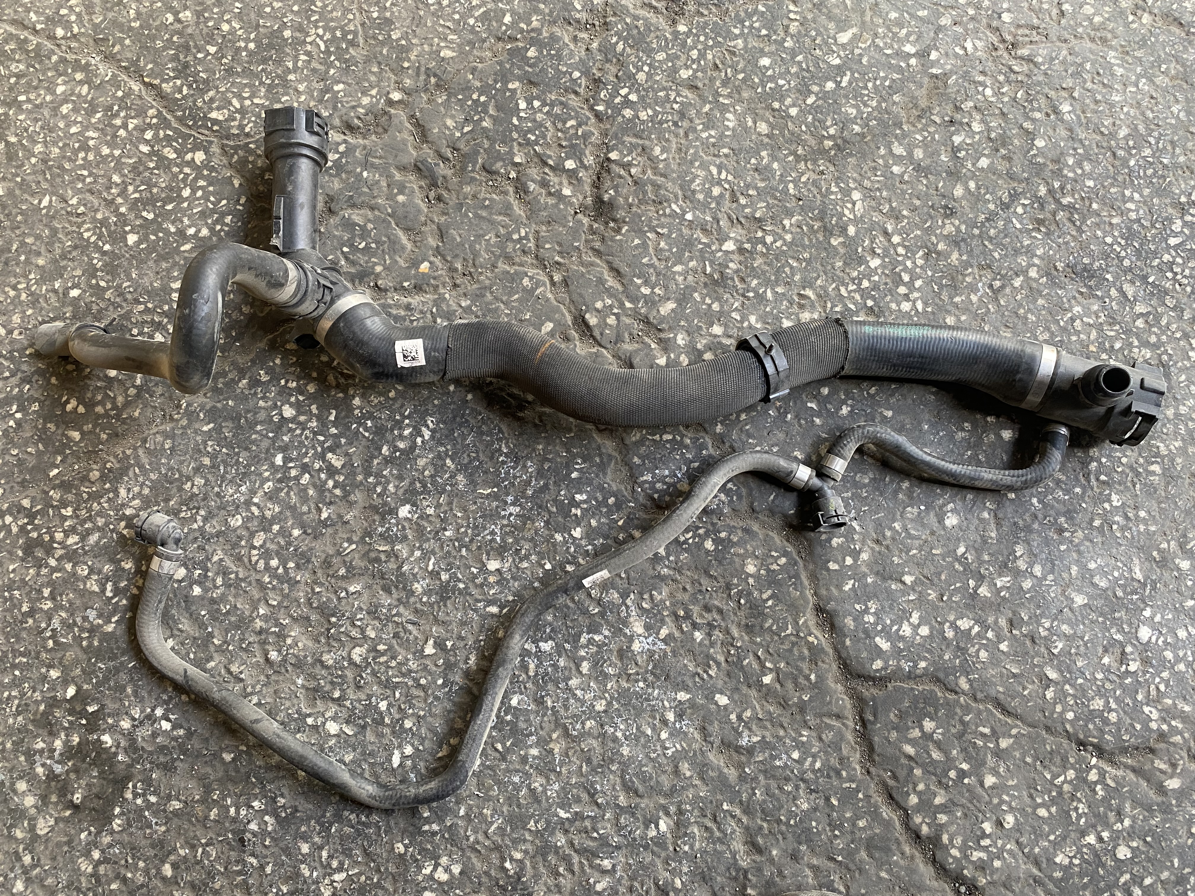 BMW F20 F30 F32 F36 B38 RADYATÖR ÜST SU HORTUMU 17128602027 ORJINAL ÇIKMA