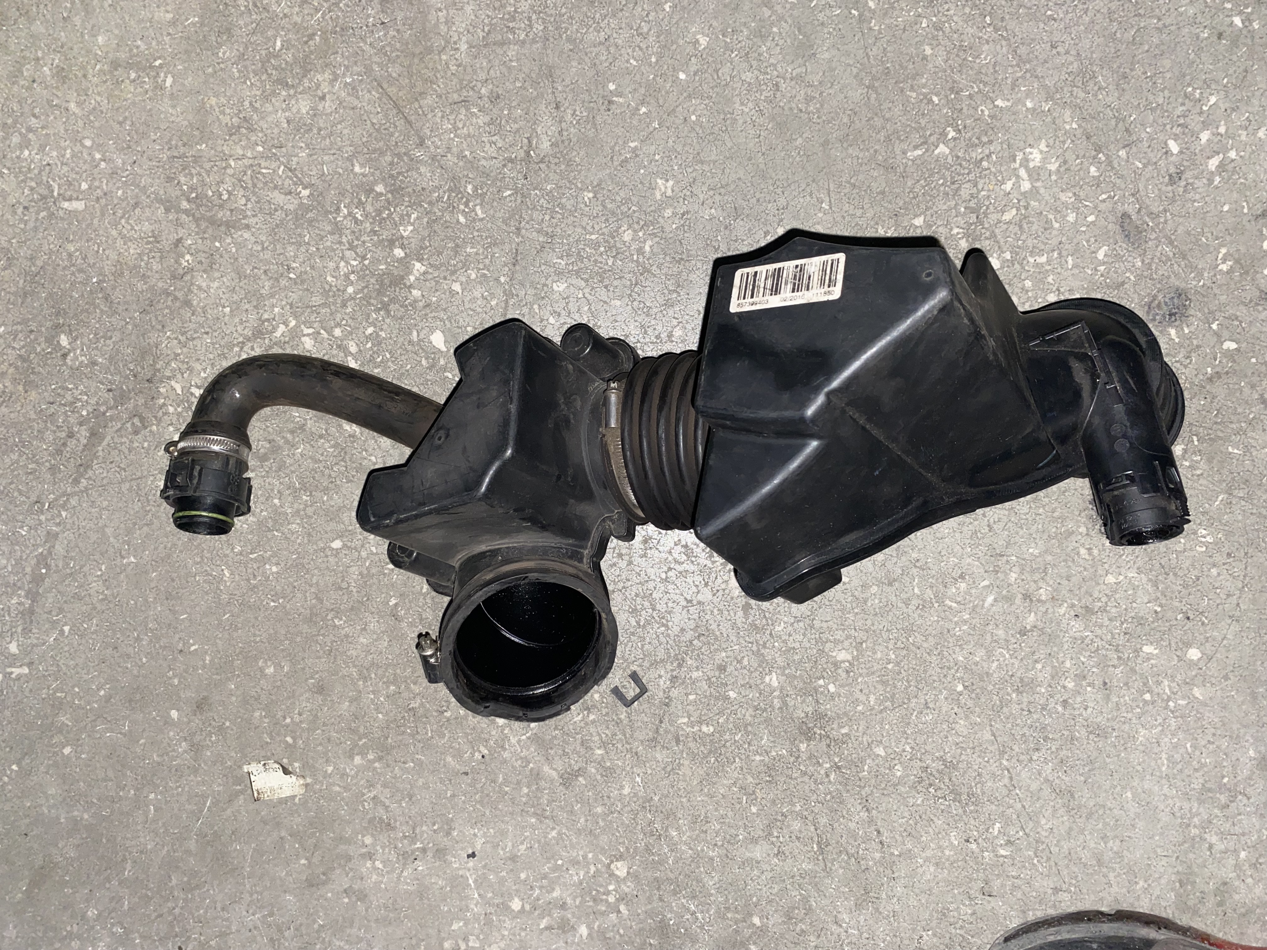 BMW F20 F30 F32 F36 B47 MOTOR TEMİZ HAVA BORUSU 13718479958 ORJİNAL ÇIKMA