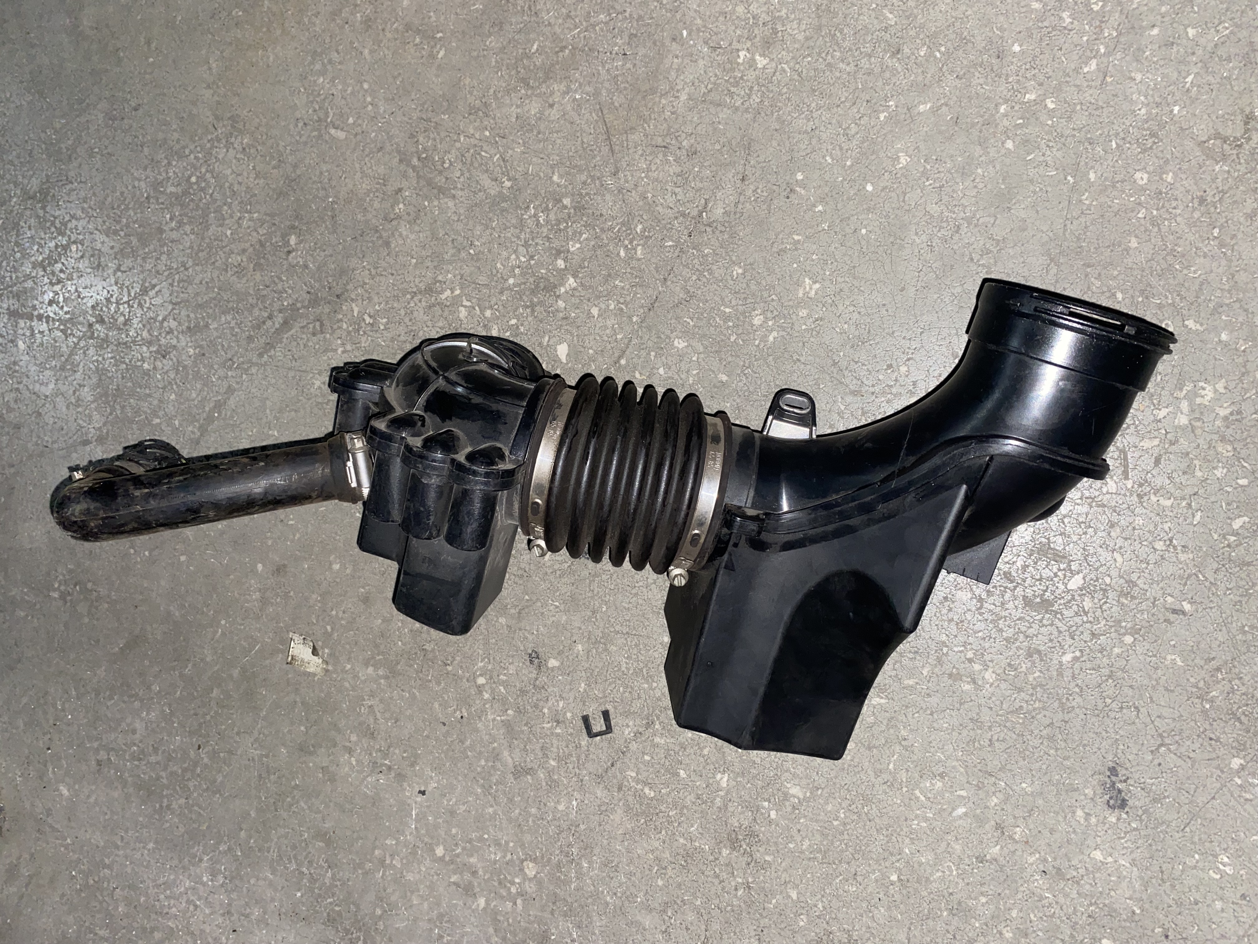 BMW F20 F30 F32 F36 B47 MOTOR TEMİZ HAVA BORUSU 13718479958 ORJİNAL ÇIKMA
