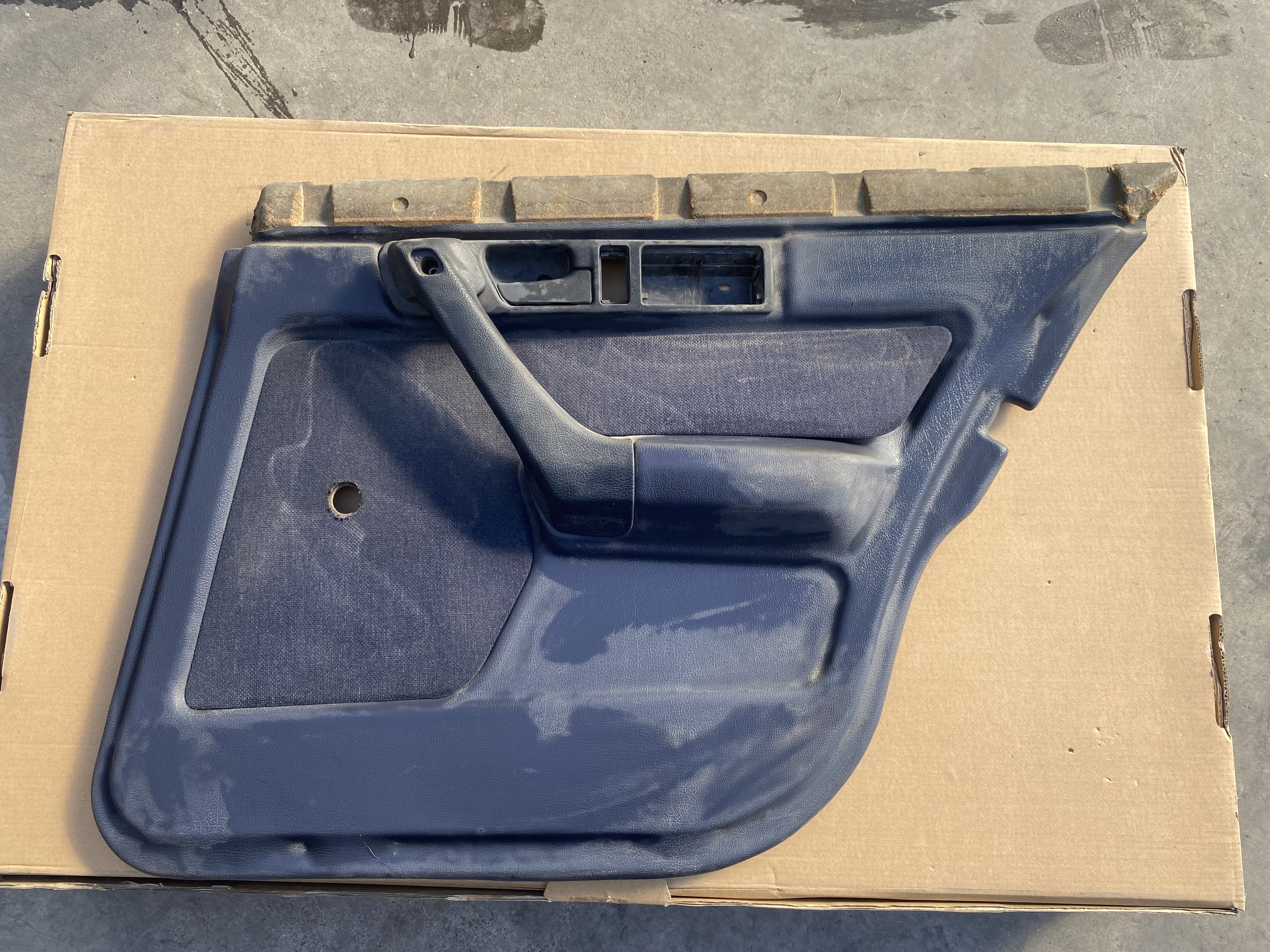 BMW 5 SERİSİ E34 SAĞ ARKA KAPI DÖŞEMESİ ORJINAL ÇIKMA