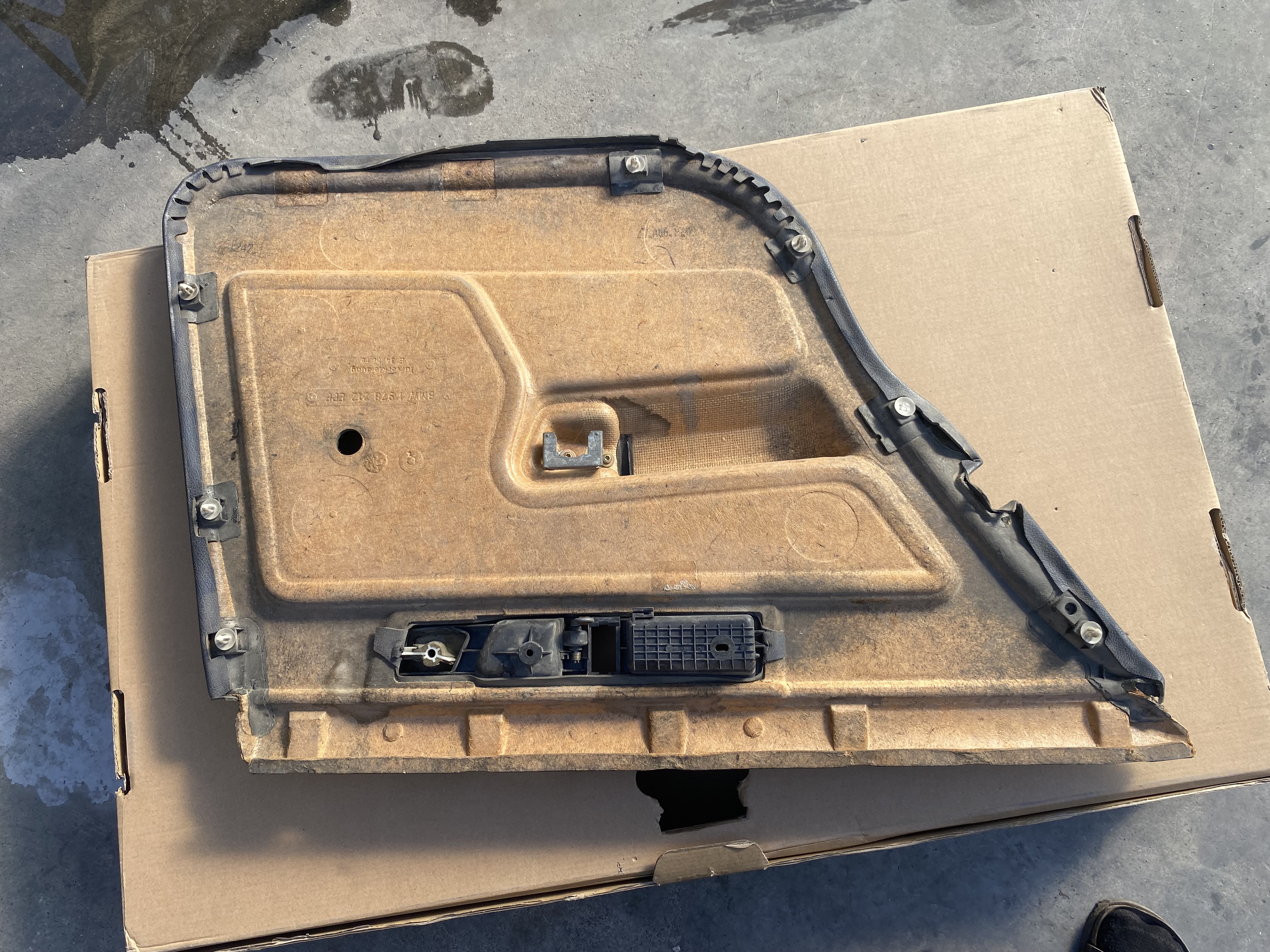 BMW 5 SERİSİ E34 SAĞ ARKA KAPI DÖŞEMESİ ORJINAL ÇIKMA