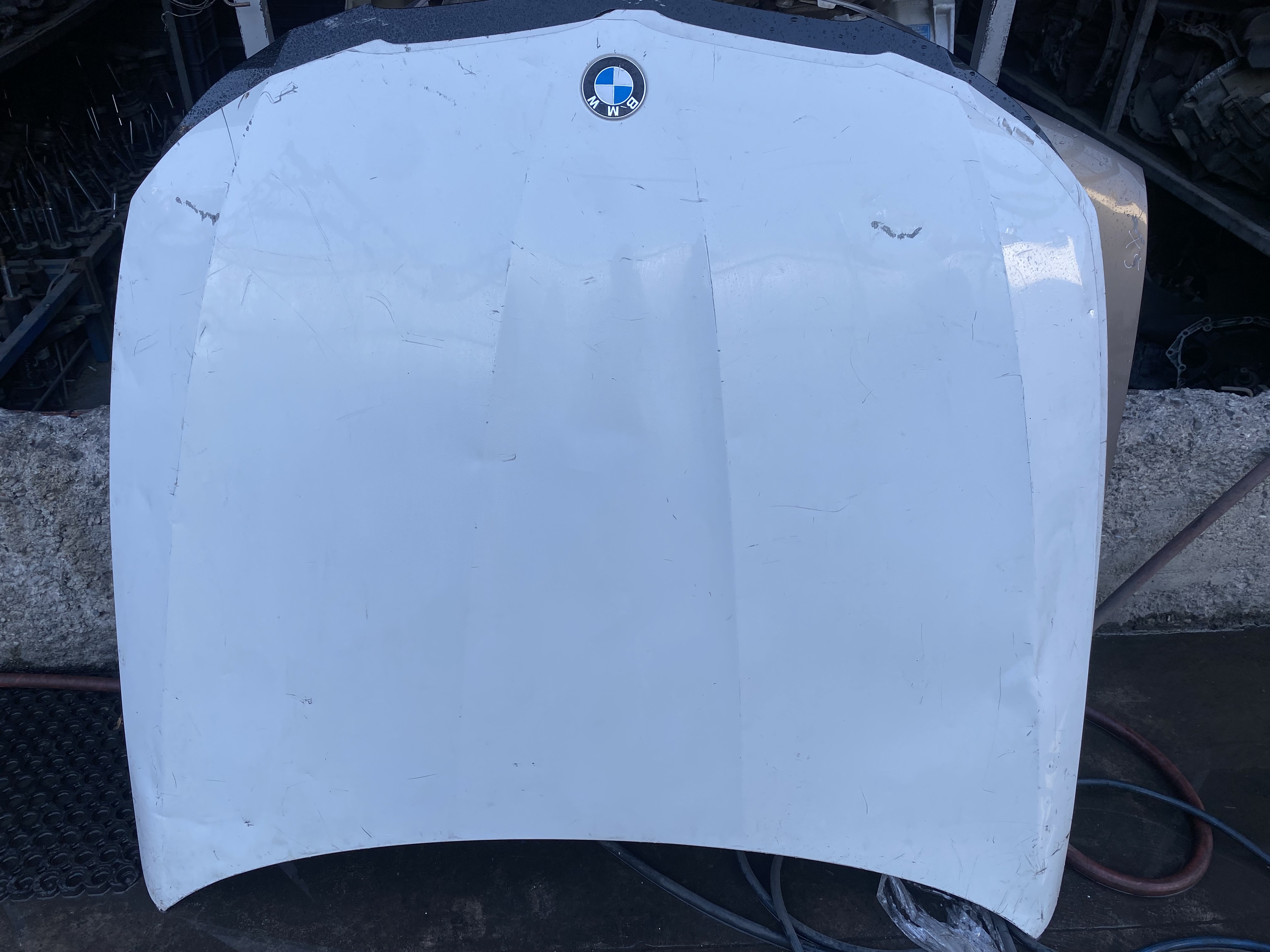 BMW E90 LCI BEYAZ MOTOR KAPUTU 41617153940 ORJİNAL ÇIKMA 