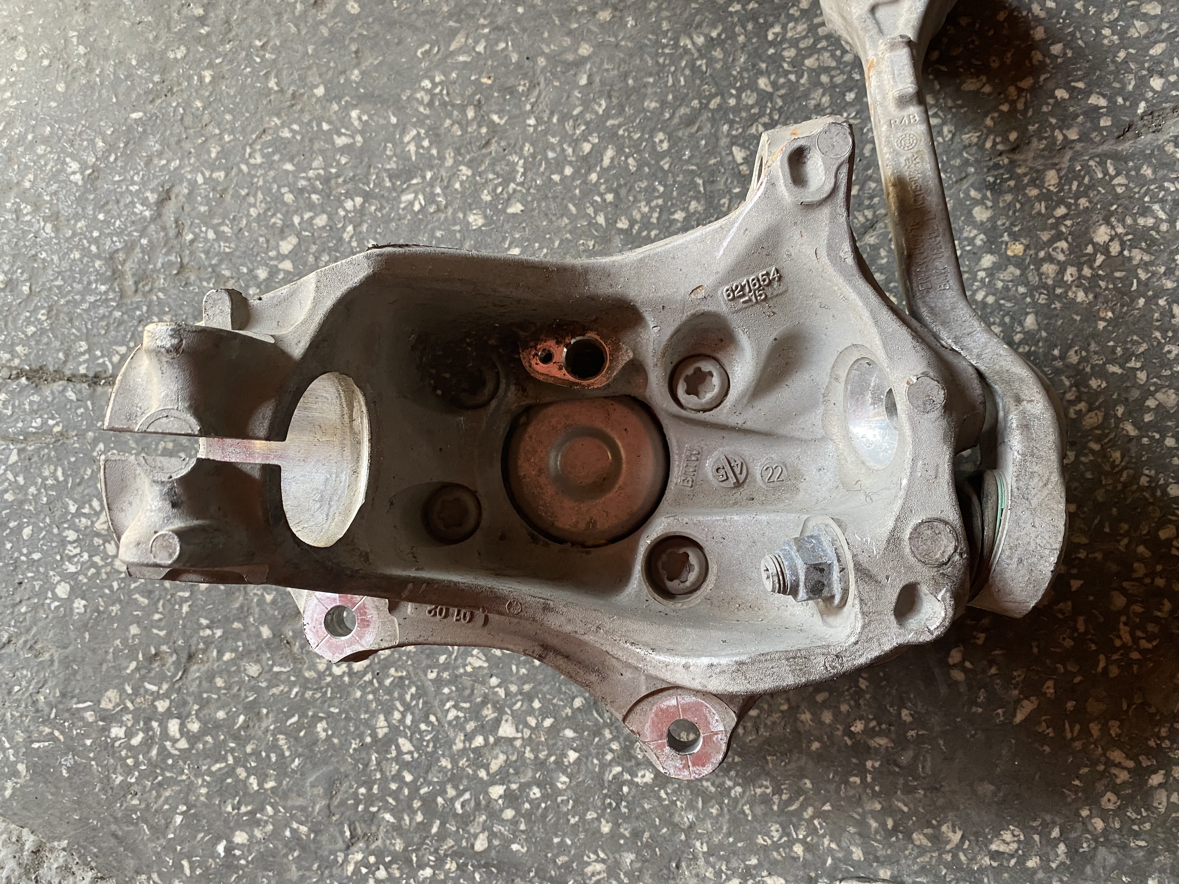 BMW G20 SOL ÖN TAŞIYICI 31206878609 ORJİNAL ÇIKMA 