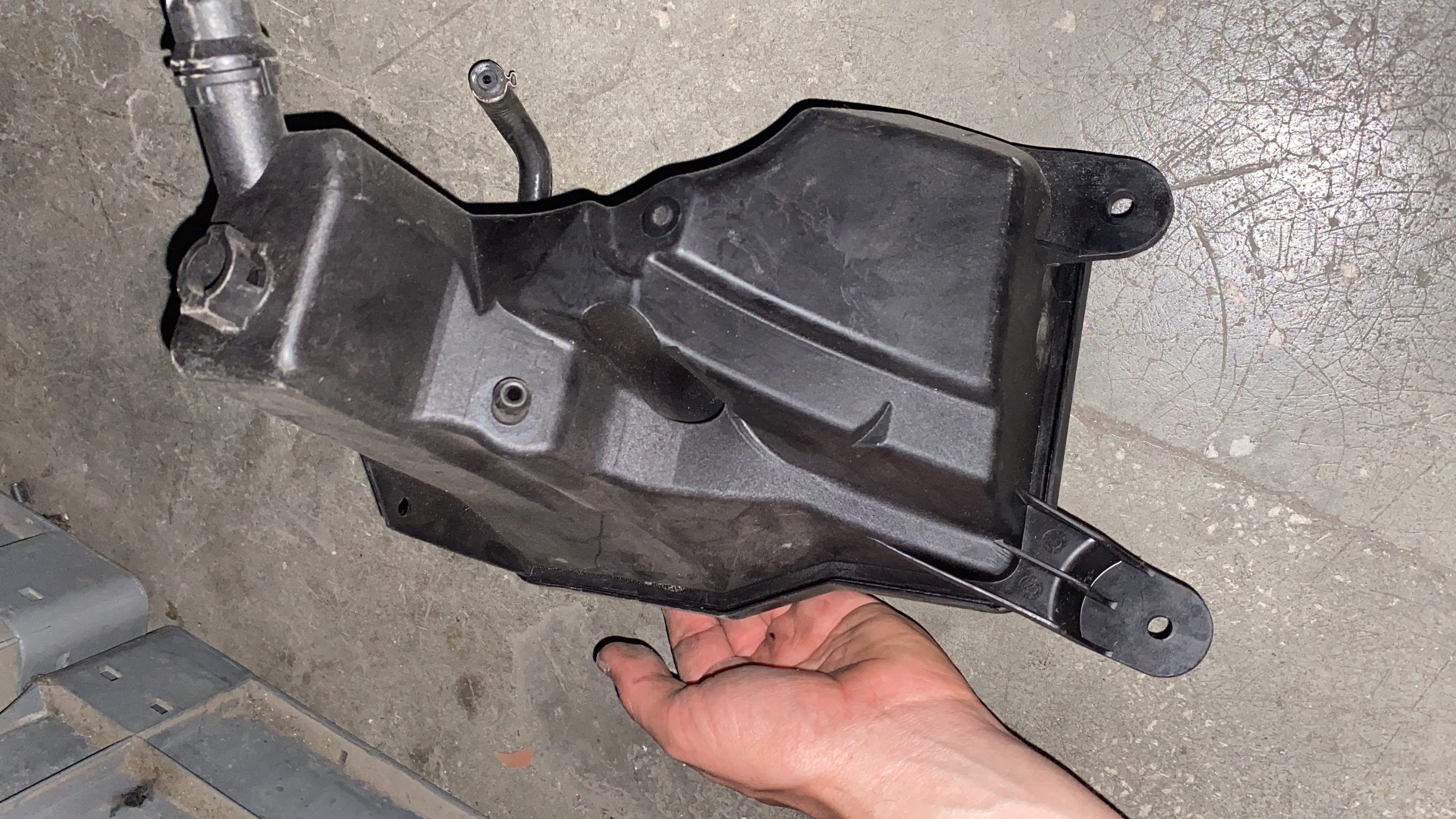 BMW E90 E84 DİZEL RADYATÖR YEDEK SU BİDONU 7810592 ORJİNAL ÇIKMA