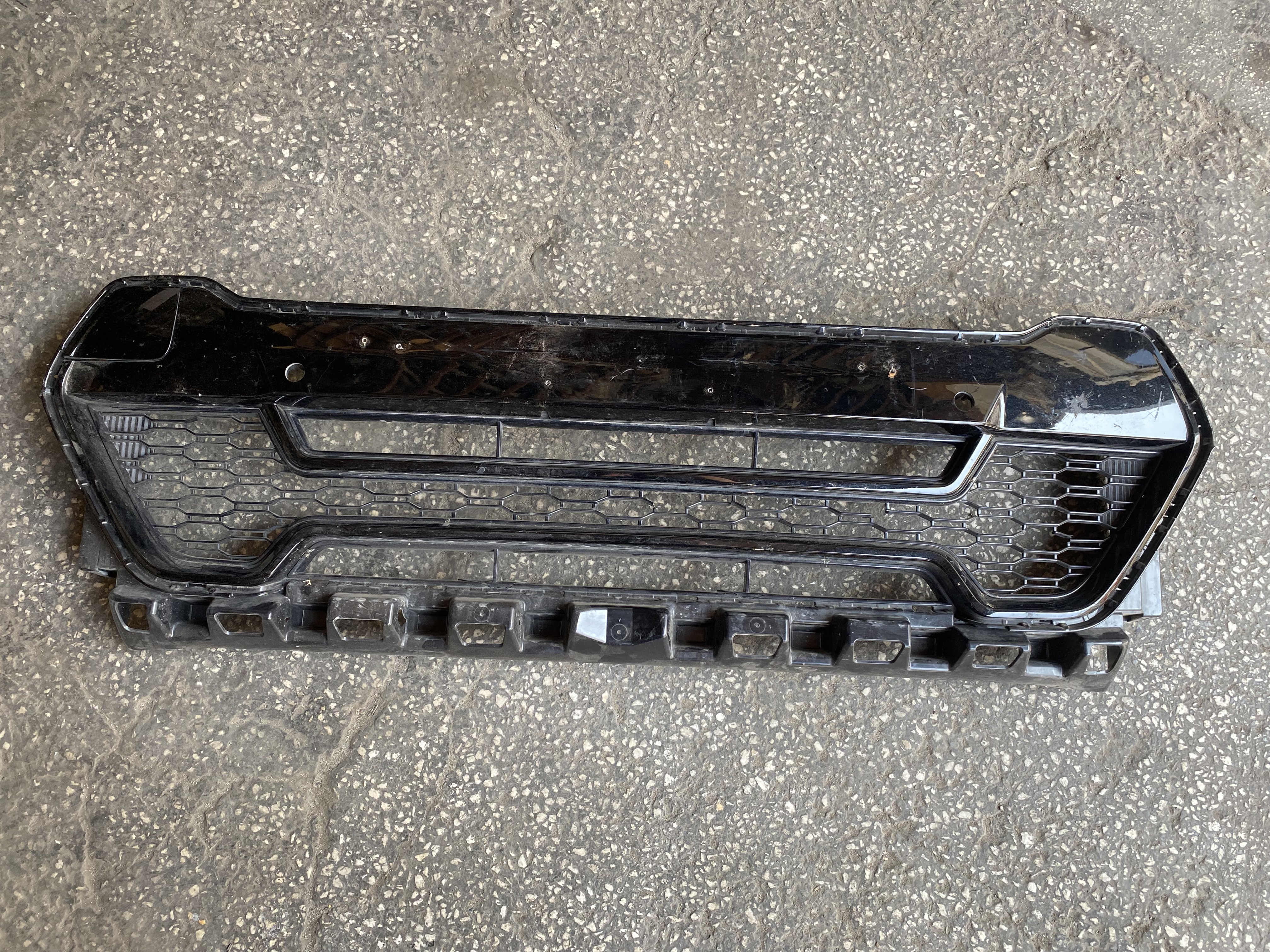 BMW X1 U1 ÖN TAMPON ALT ORTA IZGARA 51119881918 ORJİNAL ÇIKMA
