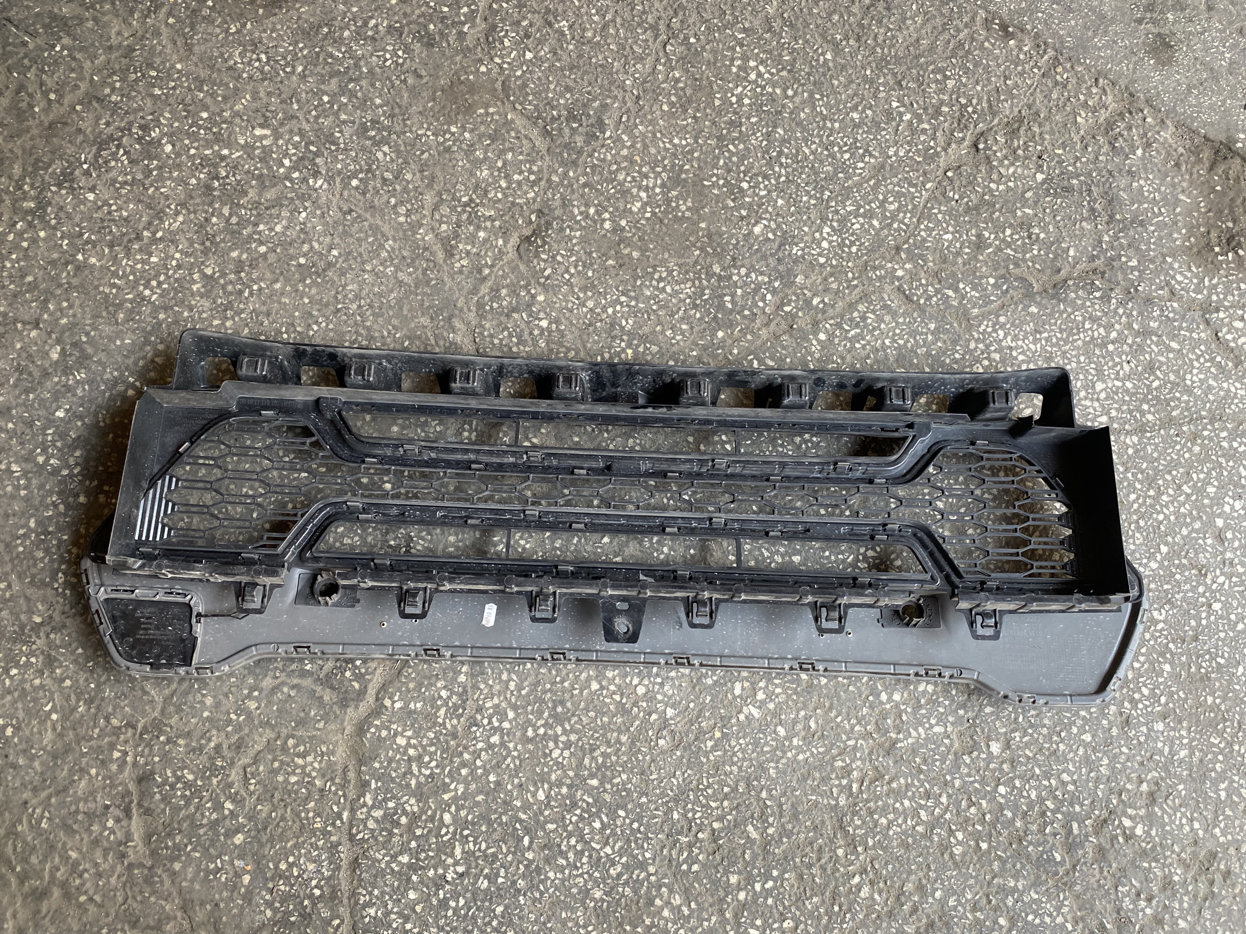 BMW X1 U1 ÖN TAMPON ALT ORTA IZGARA 51119881918 ORJİNAL ÇIKMA