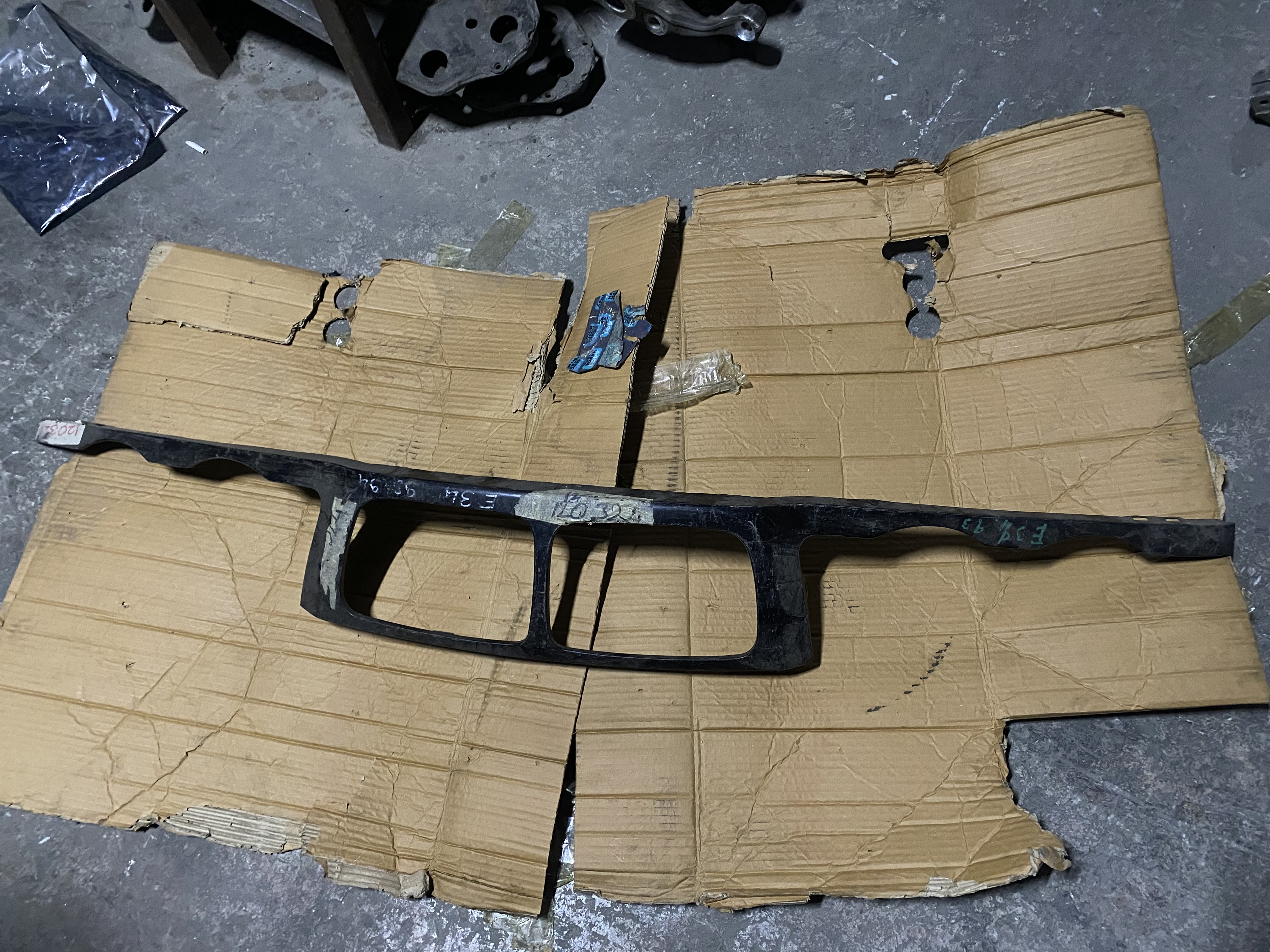 BMW E34 BIYIK SAÇI GENİŞ PANJURLU 51138170096 SIFIR 