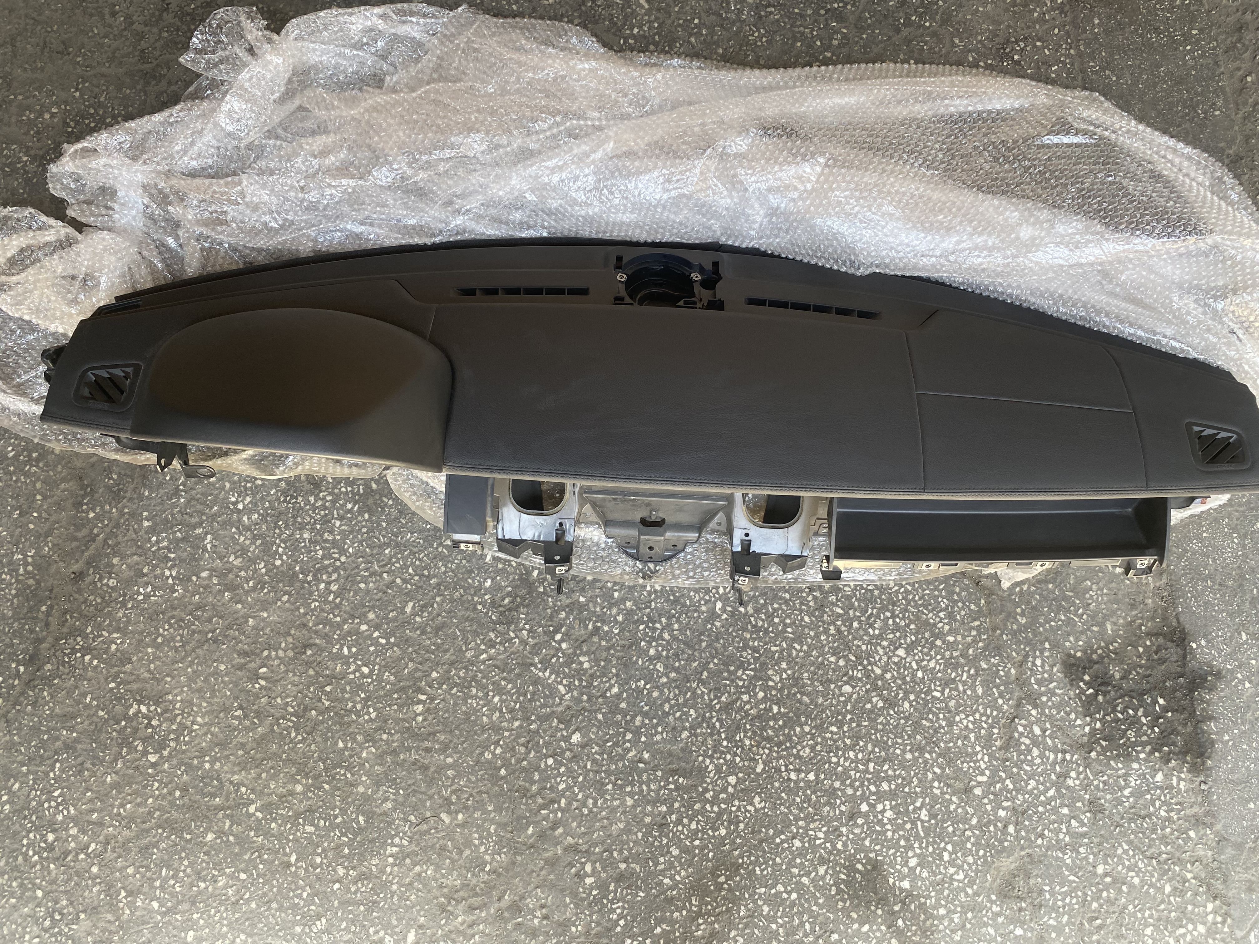 LAND ROVER DİSCOVERY 4 L319 GÖĞÜS DİKİŞLİ SİYAH ORJİNAL ÇIKMA