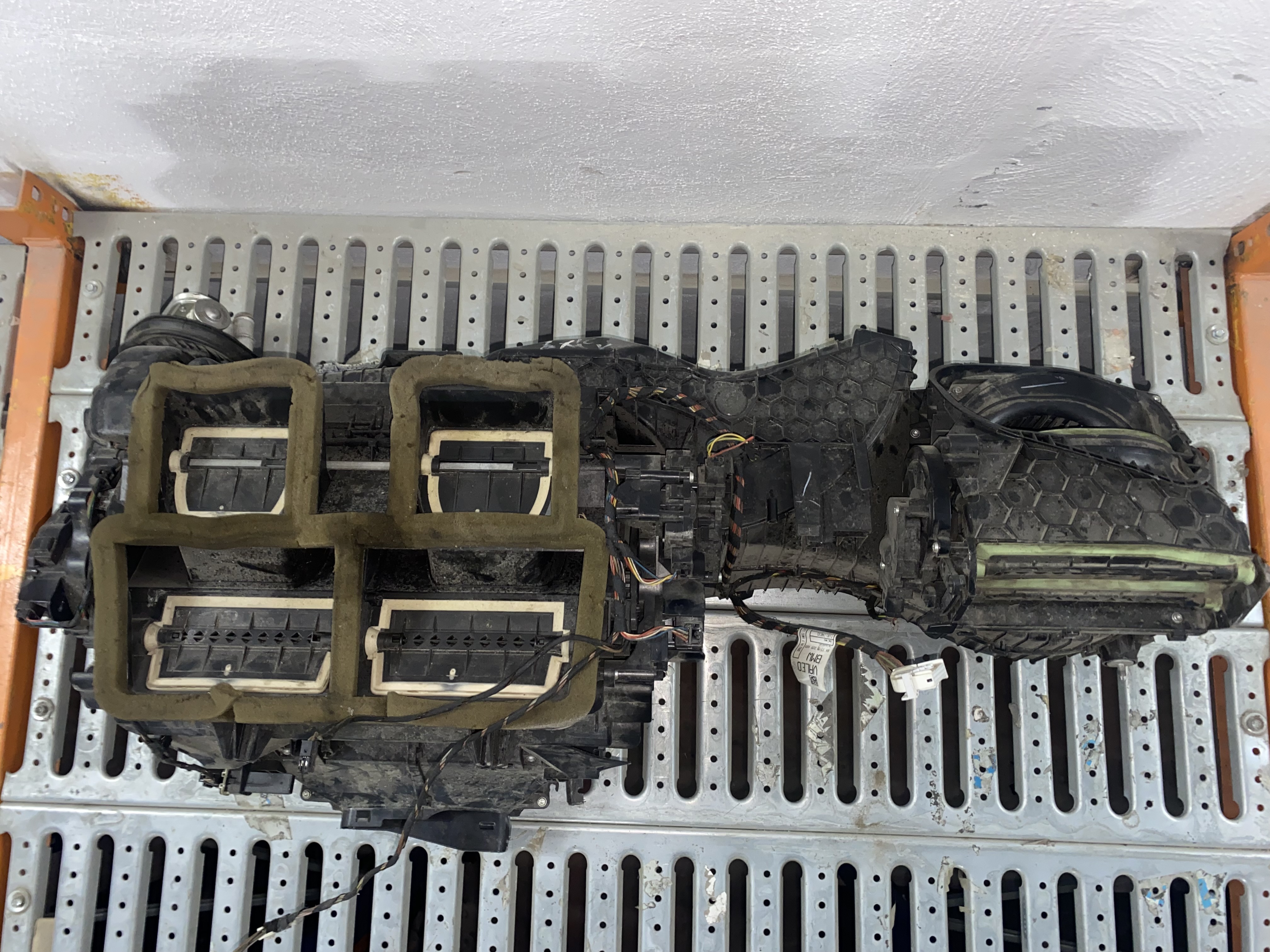 BMW F20 KALORİFER KUTUSU ORJINAL ÇIKMA