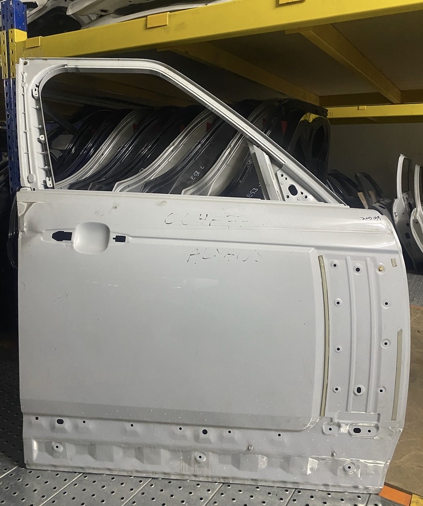 RANGE ROVER VOGUE L405 BEYAZ SAĞ ÖN KAPI ORJINAL ÇIKMA