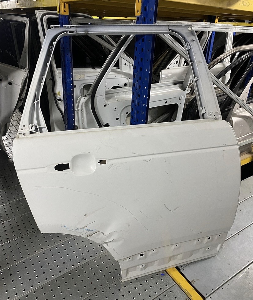 RANGE ROVER VOGUE L405 BEYAZ SAĞ ARKA KAPI ORJINAL ÇIKMA