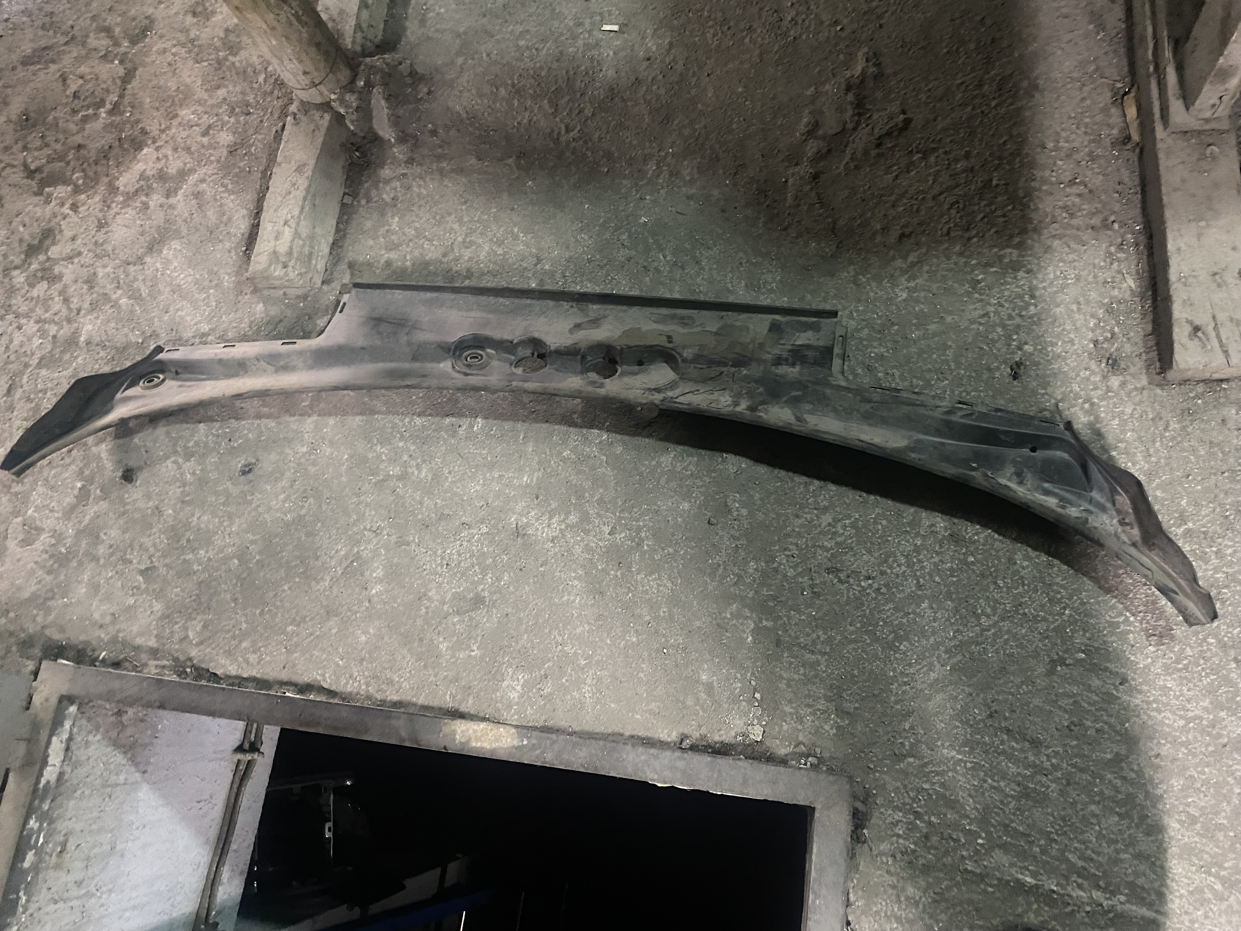 BMW X3 F25 ÖN CAM ALT IZGARASI 7206135 ORJİNAL ÇIKMA