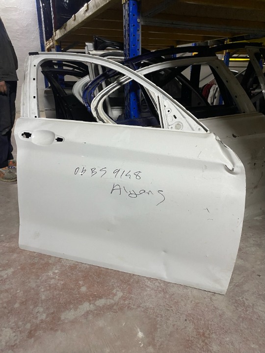 BMW F20 SAG ÖN KAPI BEYAZ LOKAL HASARLI