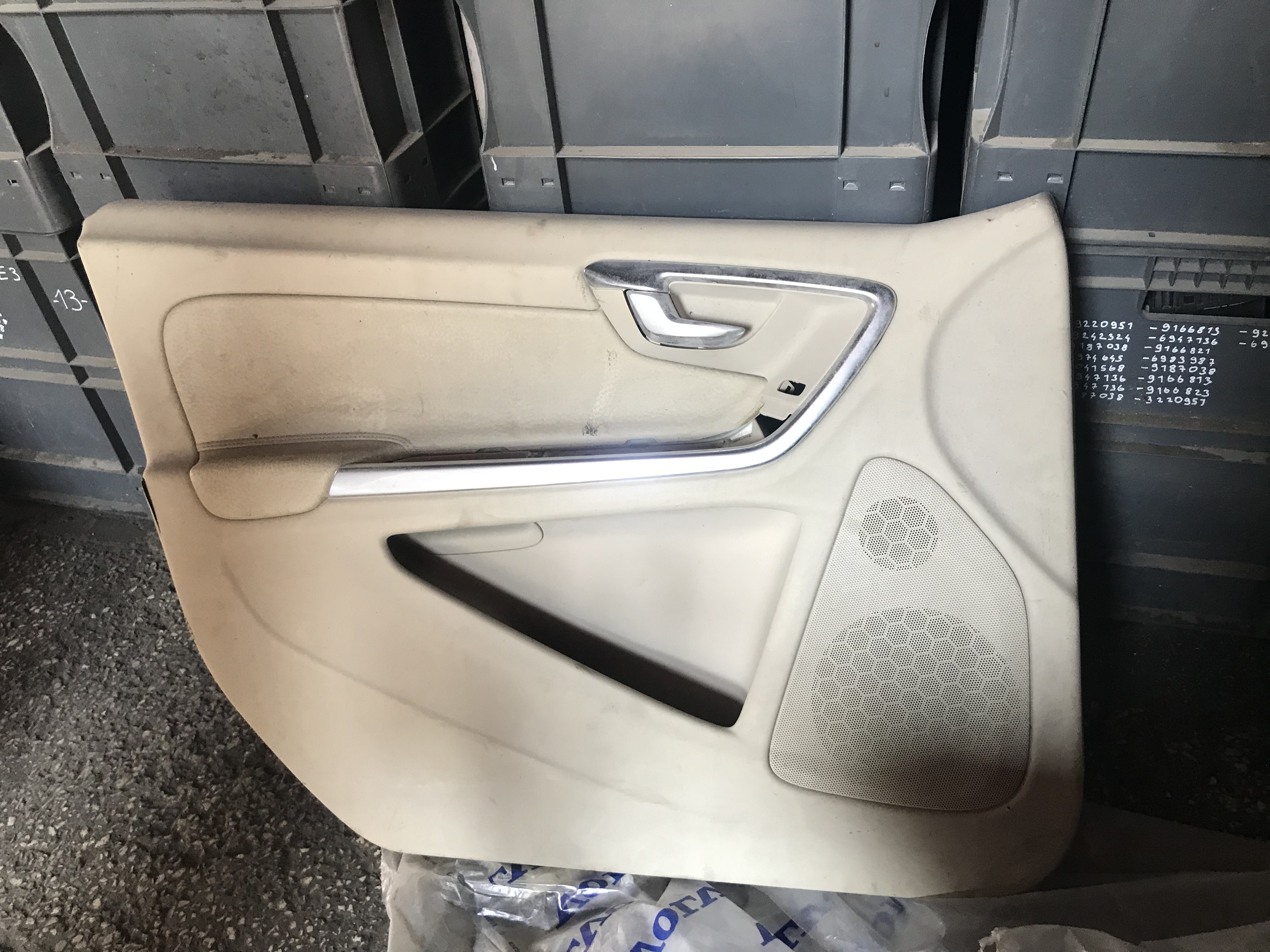 VOLVO S60 SOL ÖN KAPI DÖŞEMESİ KREM ORJINAL ÇIKMA